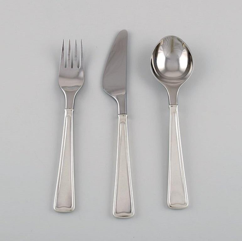Rare posate Georg Jensen Koppel. Servizio da tavola in argento per 10 persone.
Composto da 10 coltelli da pranzo, 10 forchette da pranzo, 10 cucchiai, un cucchiaio da salsa e una forchetta da arrosto.
Lunghezza del coltello: 21 cm.
In ottime