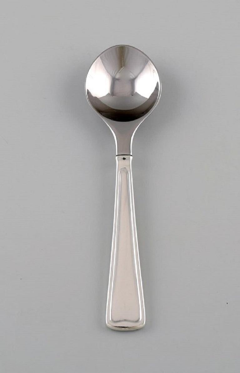 Rare Georg Jensen Koppel cutlery. Five teaspoons in sterling silver and stainless steel.
Length: 12.3 cm.
In excellent condition.
Stamped.
Designed by Henning Koppel in 1981.
Our skilled Georg Jensen silversmith / goldsmith can polish all