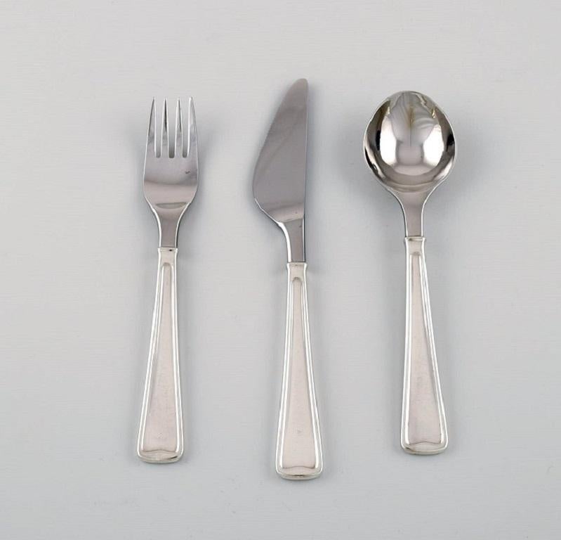 Rare posate Georg Jensen Koppel. Servizio da pranzo in argento per sei persone.
Composto da sei coltelli da pranzo, sei forchette da pranzo e sei cucchiai da dessert.
Lunghezza del coltello: 19 cm.
In ottime condizioni.
Timbrato.
Progettato da