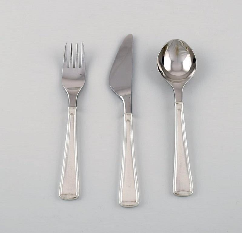 Seltenes Georg Jensen Koppel-Besteck. Mittagsservice aus Sterlingsilber für sechs Personen.
Bestehend aus sechs Lunchmessern, sechs Lunchgabeln und sechs Dessertlöffeln.
Länge des Messers: 19 cm.
In ausgezeichnetem