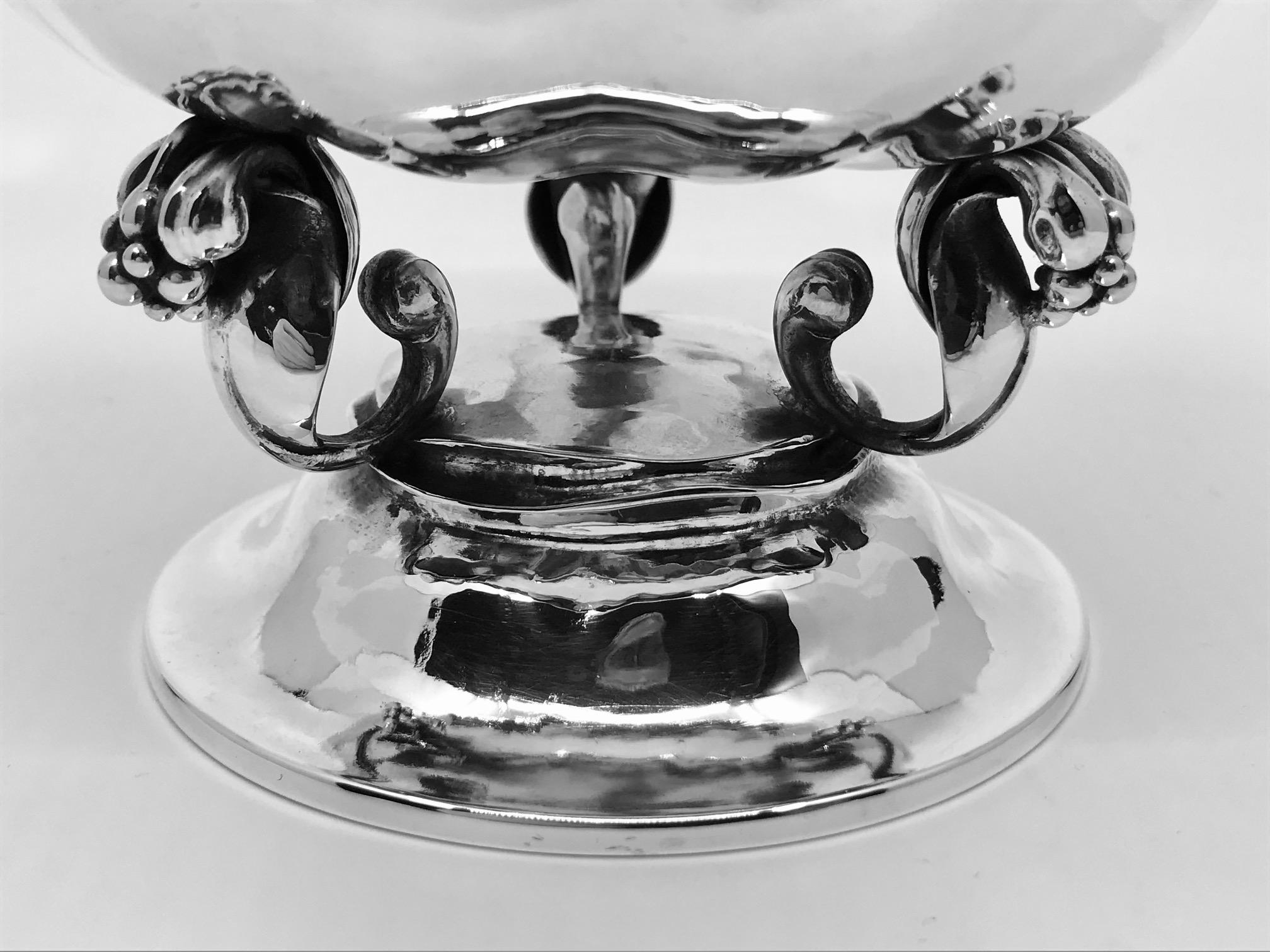 Rare Georg Jensen Lidded Bonbonniére 248 In Good Condition In Hellerup, Hellerup