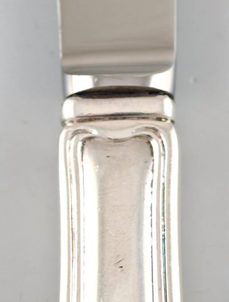 Raro coltello da frutta Georg Jensen Old Danish in argento sterling. Quattro pezzi in magazzino.
In ottime condizioni.
Misure: 16,5 cm.
Timbrato.
Ampia selezione di Georg Jensen Old Danish in stock.