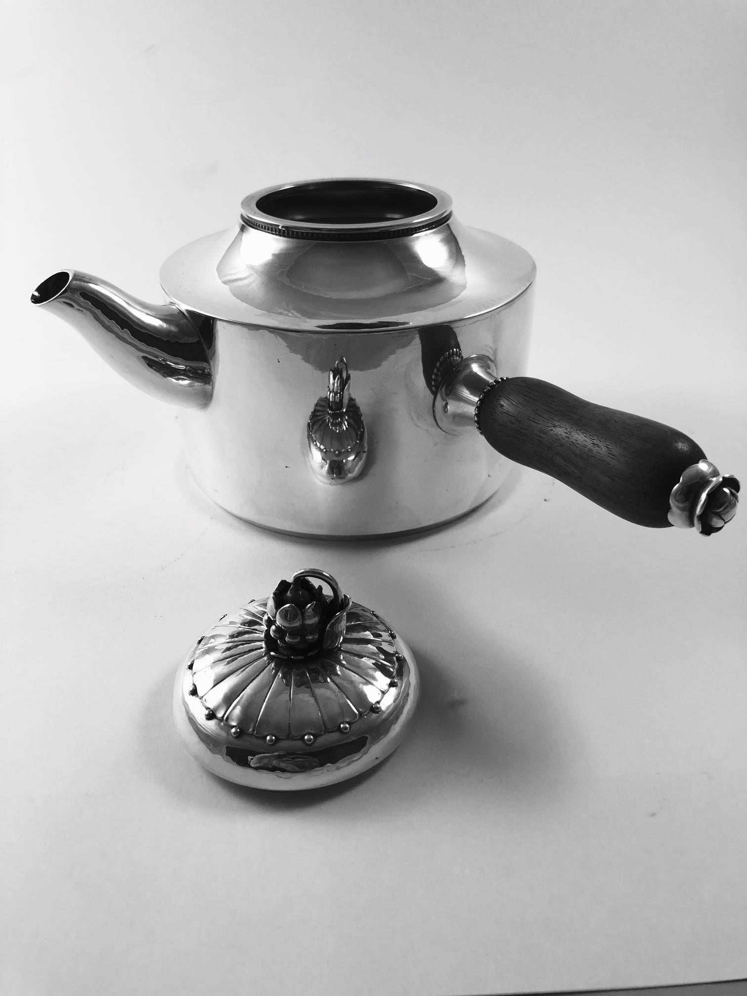 Rare Georg Jensen Paris Coffee and Tea Service with Burner and Tray 483 In Good Condition In Hellerup, Hellerup