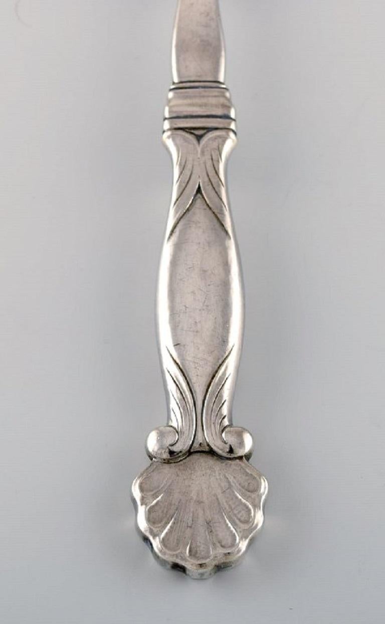 Rare Georg Jensen serving spoon in all sterling silver. Design 102. Dated 1930.
Length: 23.5 cm.
In excellent condition.
Stamped.
Our skilled Georg Jensen silversmith / goldsmith can polish all silver and gold so that it looks like new. 
The