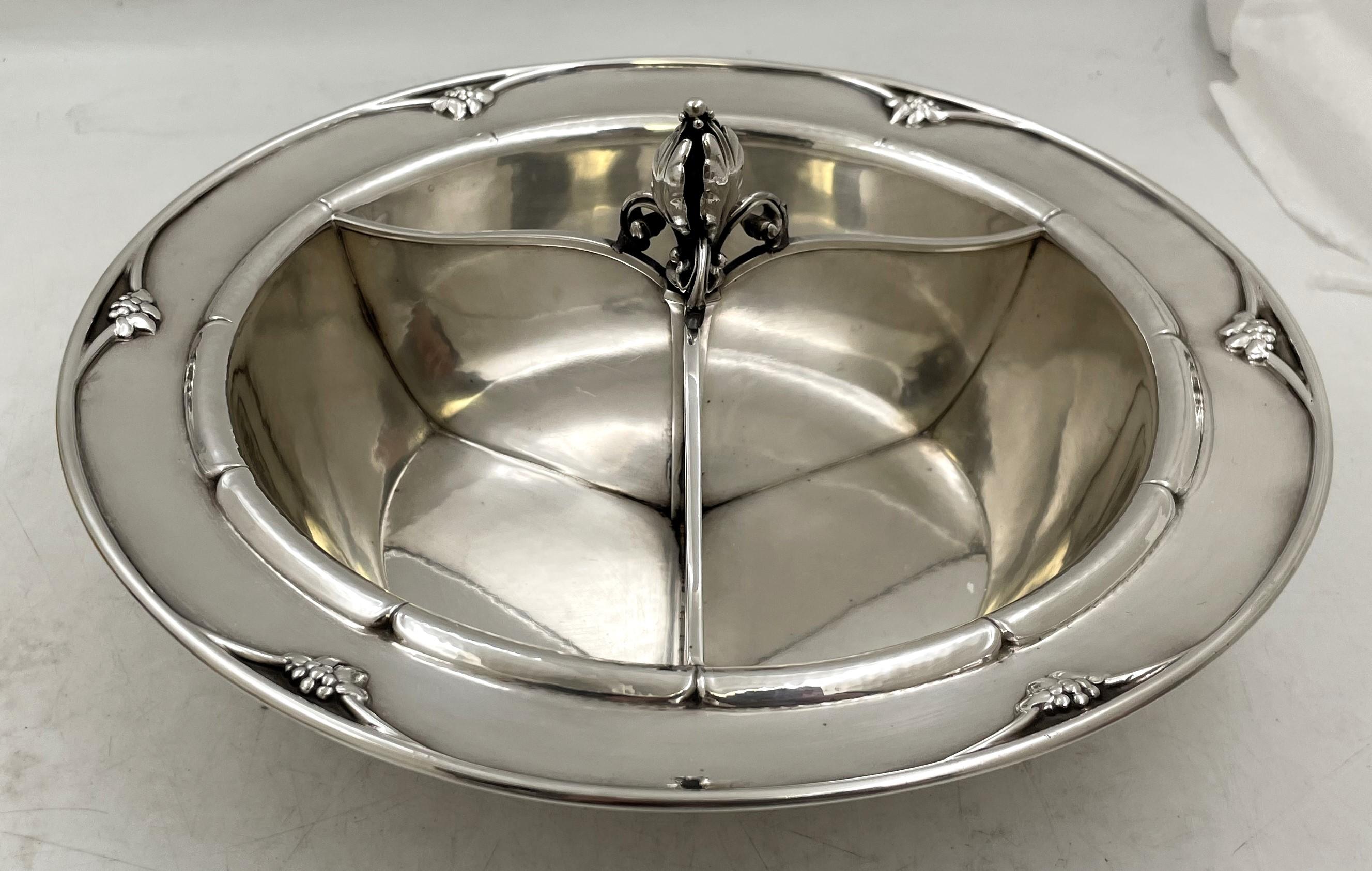 Rara ciotola in argento Georg Jensen con il motivo numero 271C, splendidamente martellata a mano, con motivi naturali stilizzati che adornano il bordo e il centro della ciotola, risalente al XX secolo. La ciotola è realizzata in modo tale da essere