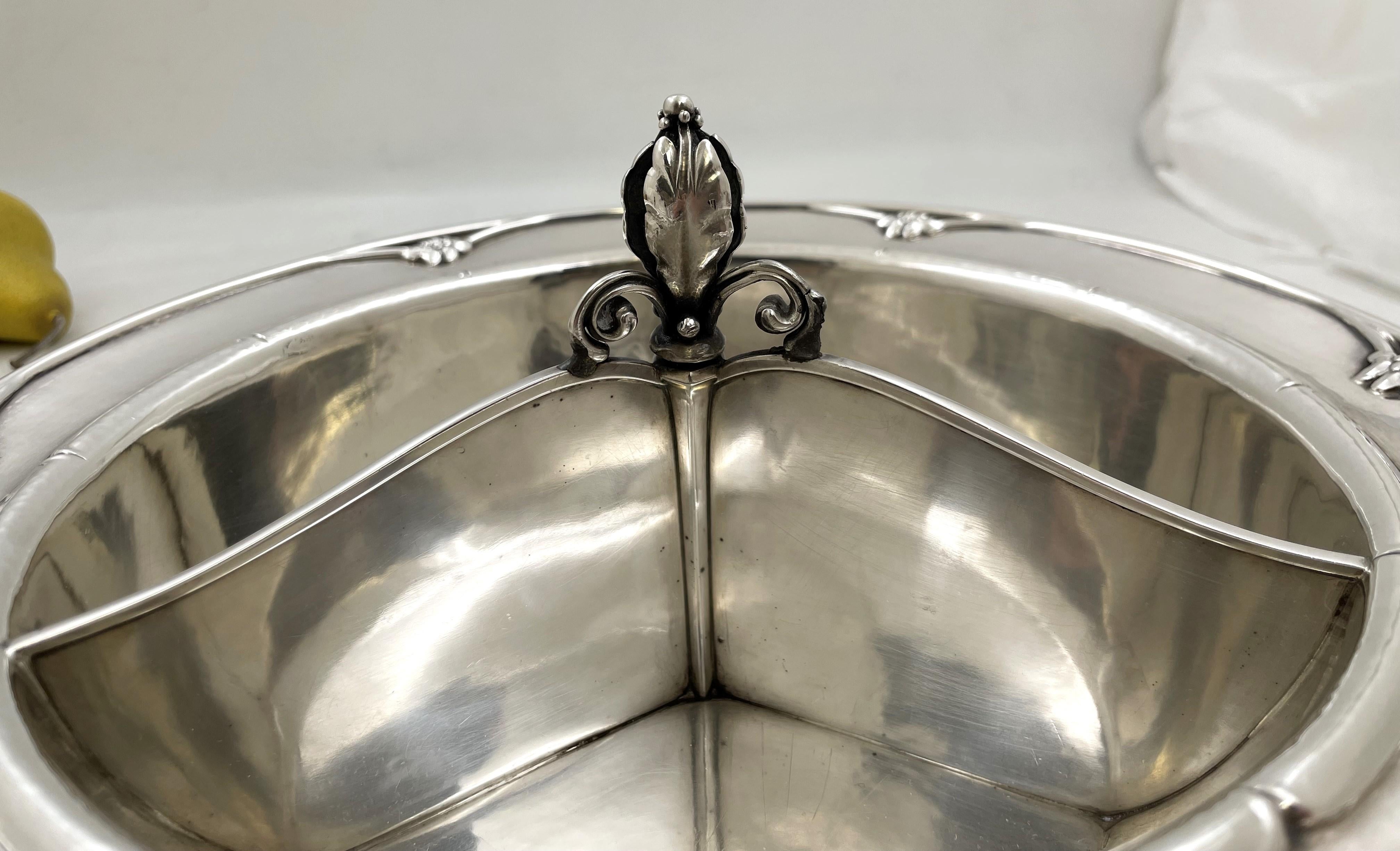 Martellato Rara ciotola in argento martellato Georg Jensen #271C con 3 sezioni in vendita