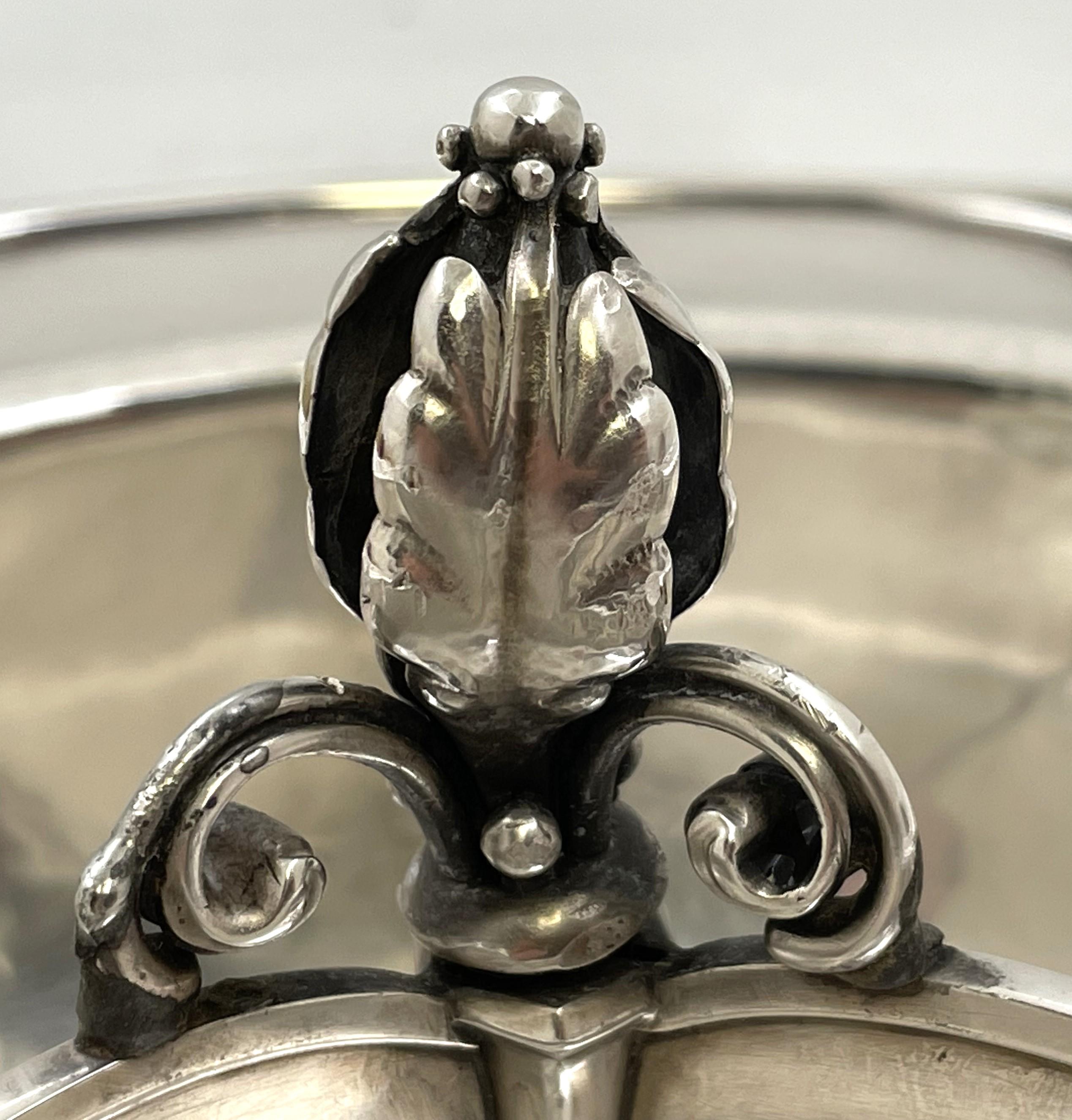 XX secolo Rara ciotola in argento martellato Georg Jensen #271C con 3 sezioni in vendita