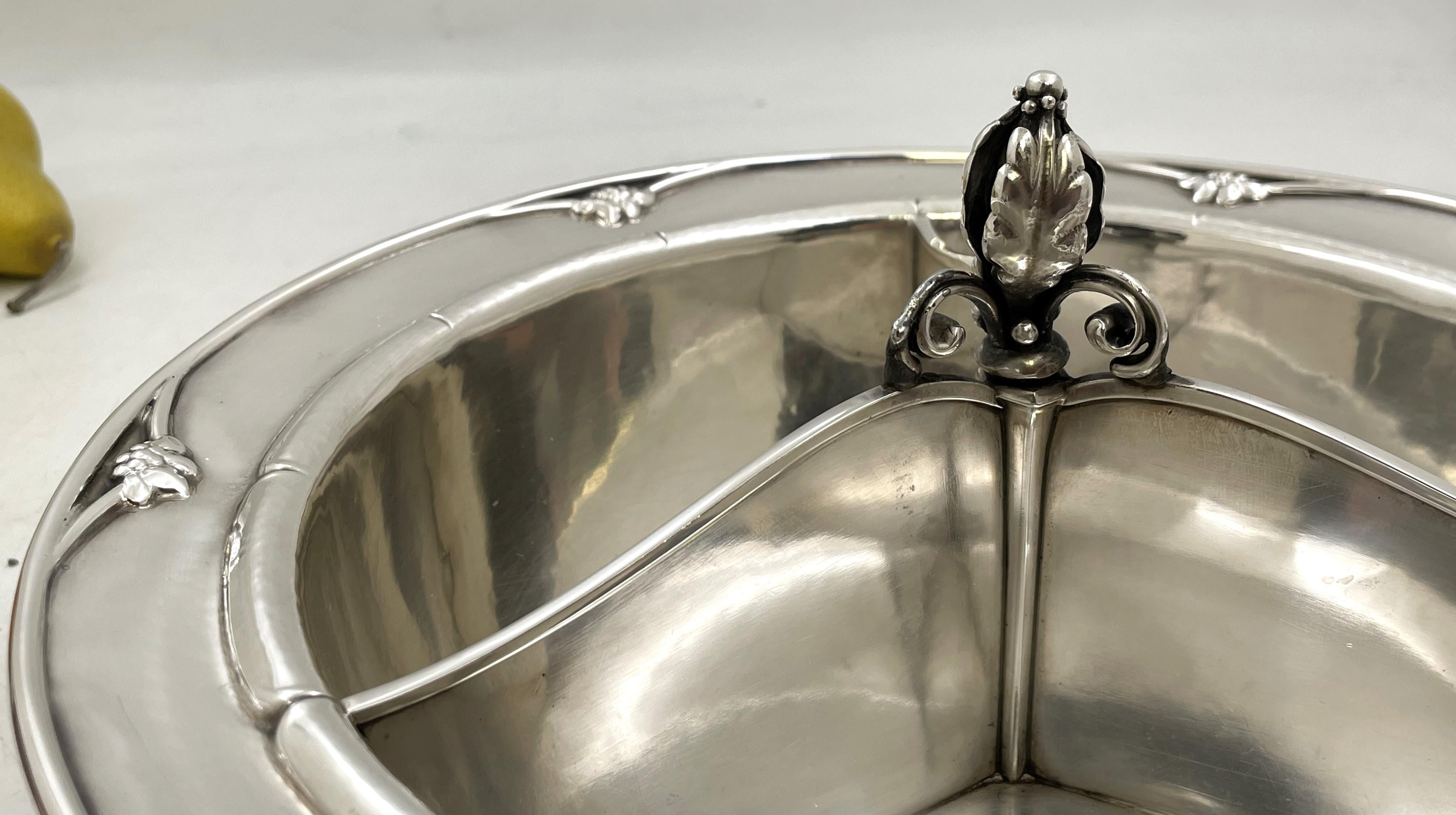 Argento Rara ciotola in argento martellato Georg Jensen #271C con 3 sezioni in vendita