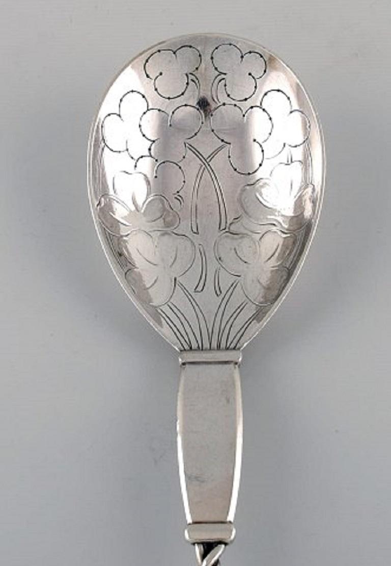 Rara cuchara Georg Jensen para fresas en plata de ley diseñada con cabeza calada y mango parcialmente retorcido, pomo con follaje estilizado y fresas, diseño. 35.
Medidas: Largo 22 cm.
En excelente estado.
Sellado.
Nuestro experto platero/joyero