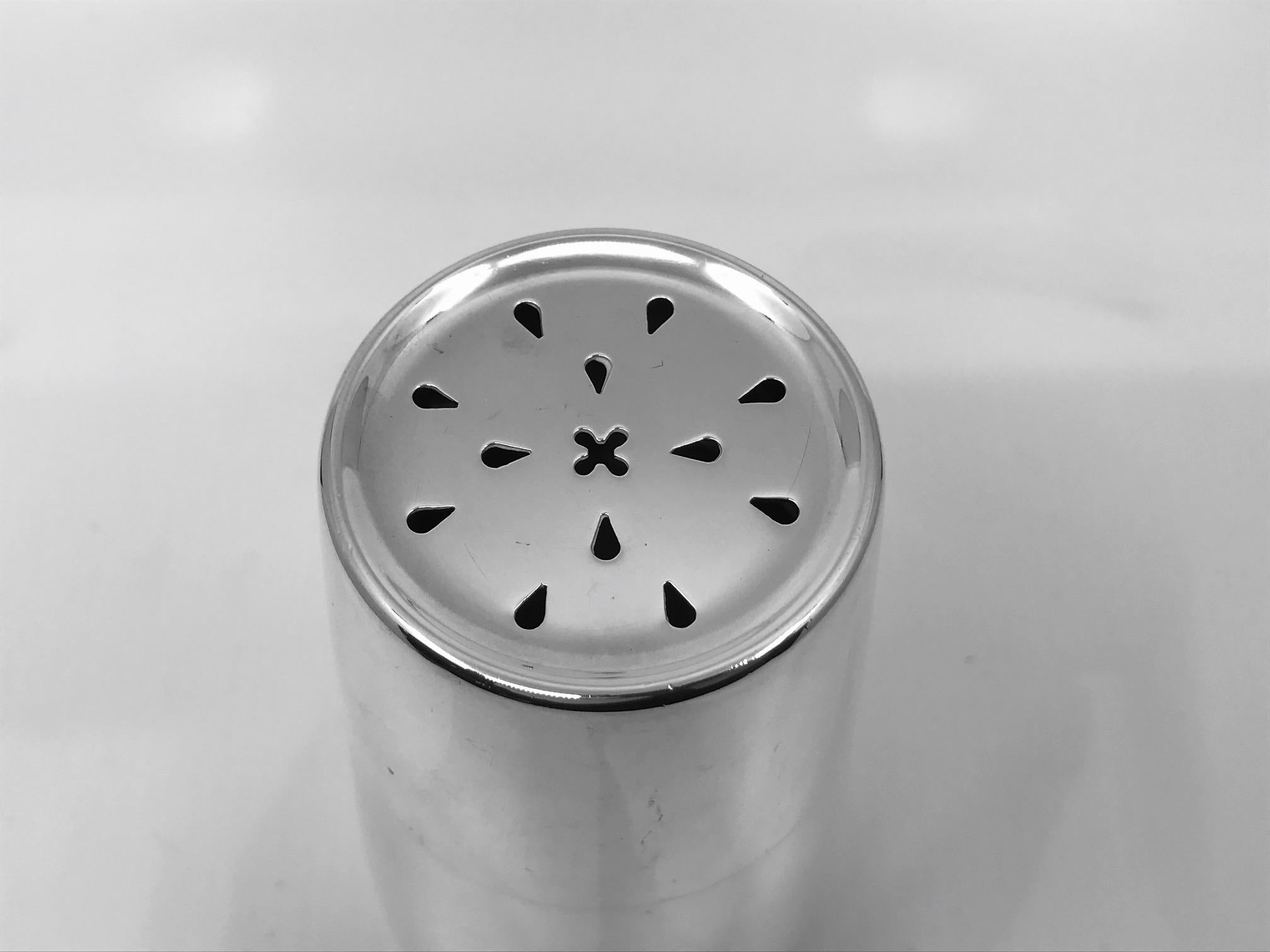 This is a rare midcentury sterling silver Georg Jensen sugar caster, design #1024 by Magnus Stephensen from circa 1953.

Measure: 5 1/8? in height, 2 3/4? diameter at base and 2 1/8? diameter at top (13cm, 7cm, 5.5cm).

Vintage Georg Jensen