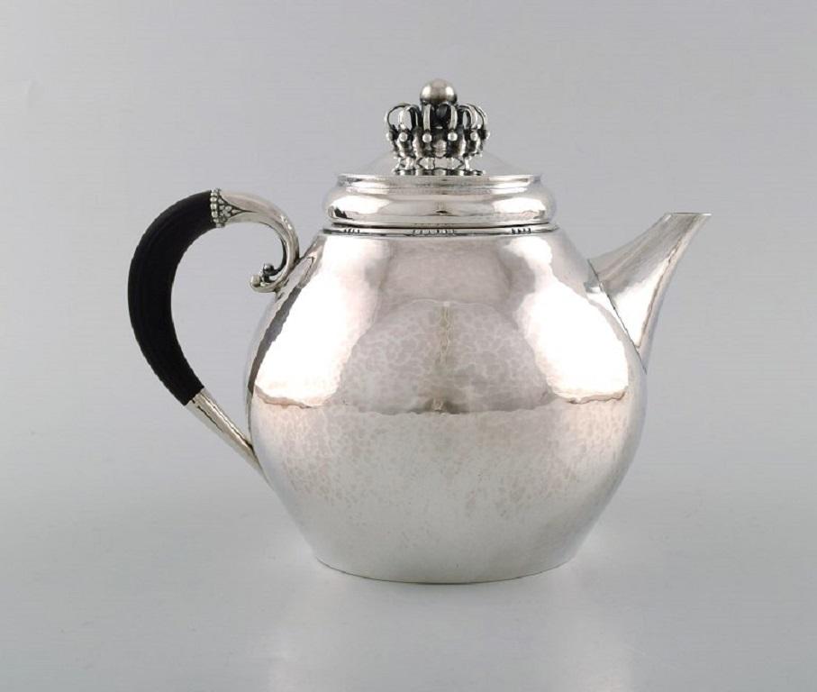 Seltene Teekanne von Georg Jensen aus Sterlingsilber mit Ebenholzgriff. Datiert 1915-30.
In sehr gutem Zustand.
Gestempelt.
Maße: 23 x 18,5 cm.