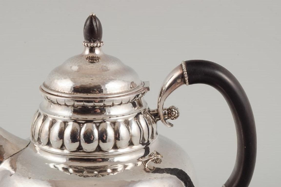 Seltene Georg-Jensen-Teekanne aus dreigeteiltem Silber. (Frühes 20. Jahrhundert) im Angebot