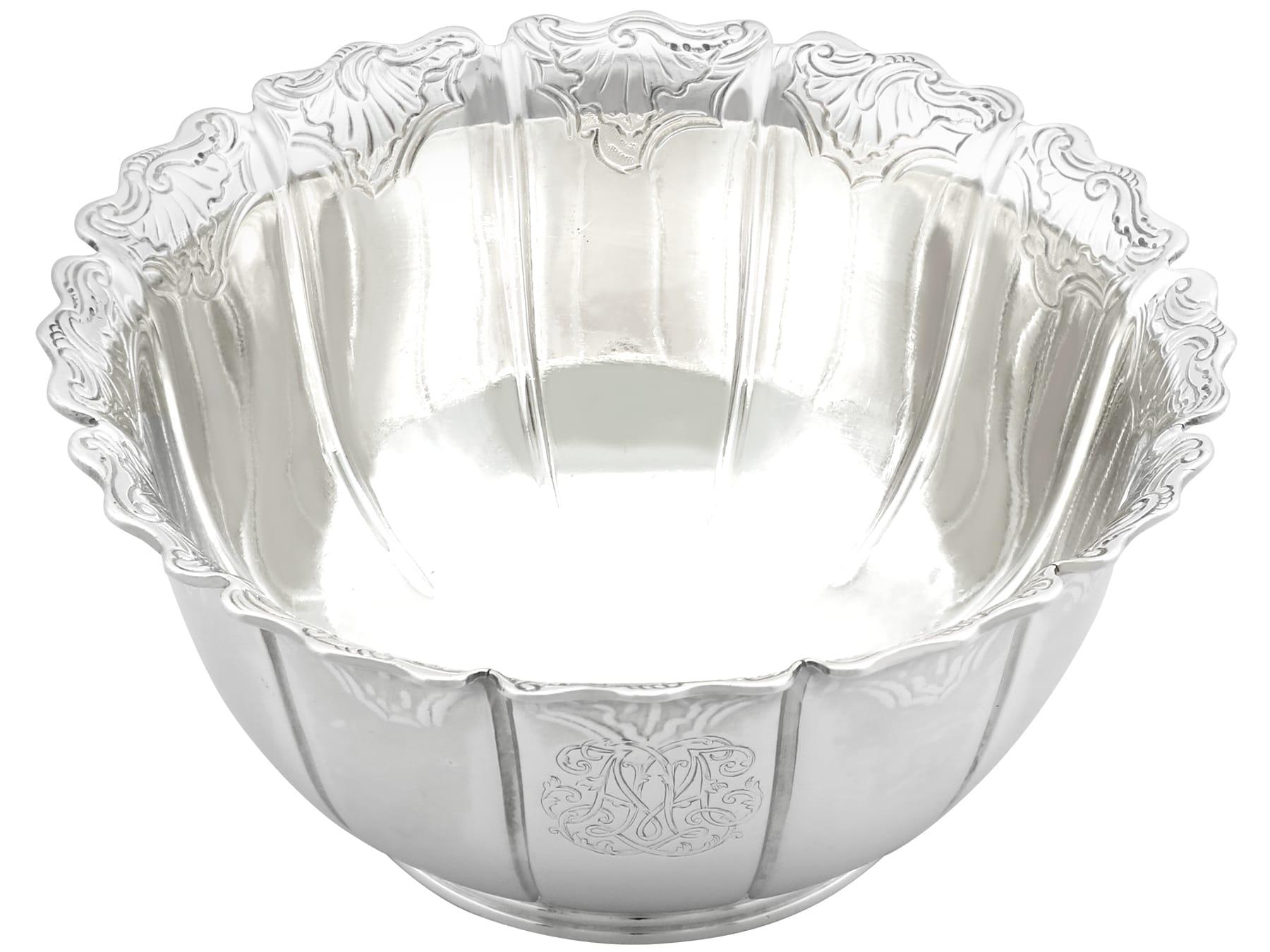 Un'eccezionale, raffinata e impressionante, rara zuccheriera antica in argento sterling di Giorgio II; un'aggiunta alla nostra collezione di servizi da tè georgiani in argento.

Questa eccezionale ciotola antica in argento sterling di Giorgio II ha