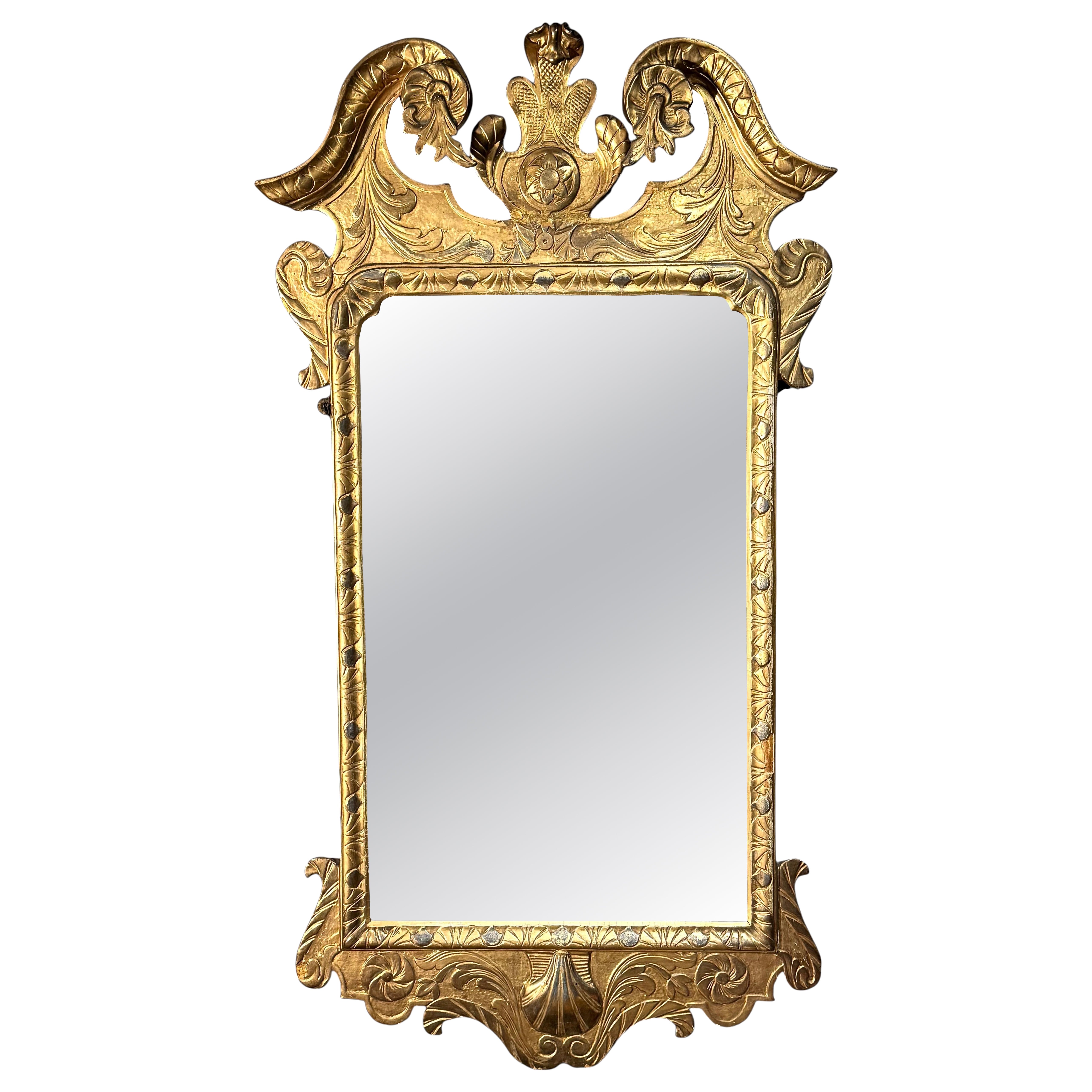 Rare miroir en gesso et bois doré sculpté d'époque George II en vente