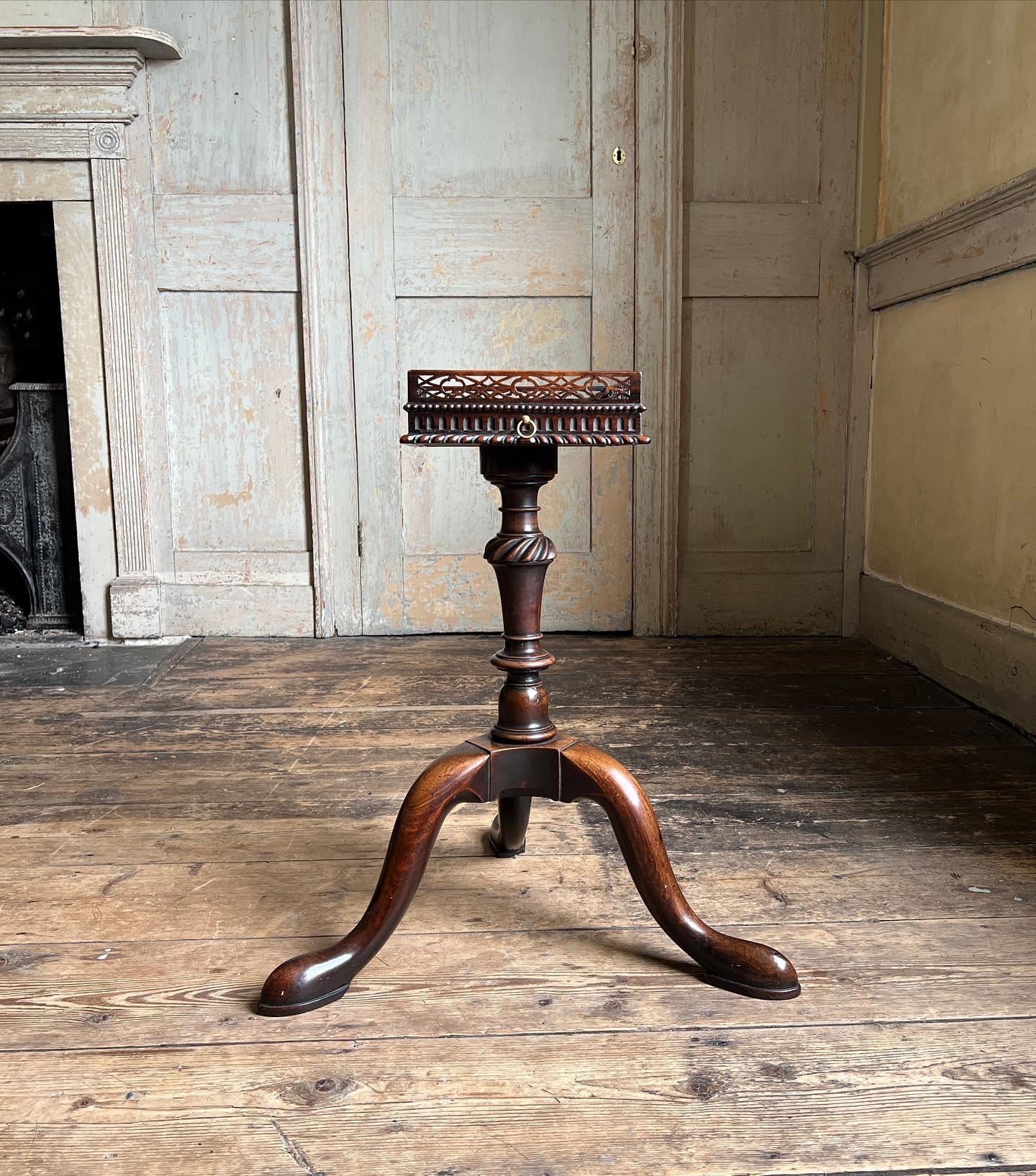 An exceptional George III mahogany Chippendale period kettle stand, c.1760. In original condition and of fantastic patina & colour.

Measures - 57.5cm H (to gallery top) x 22.5cm W x 23cm D.