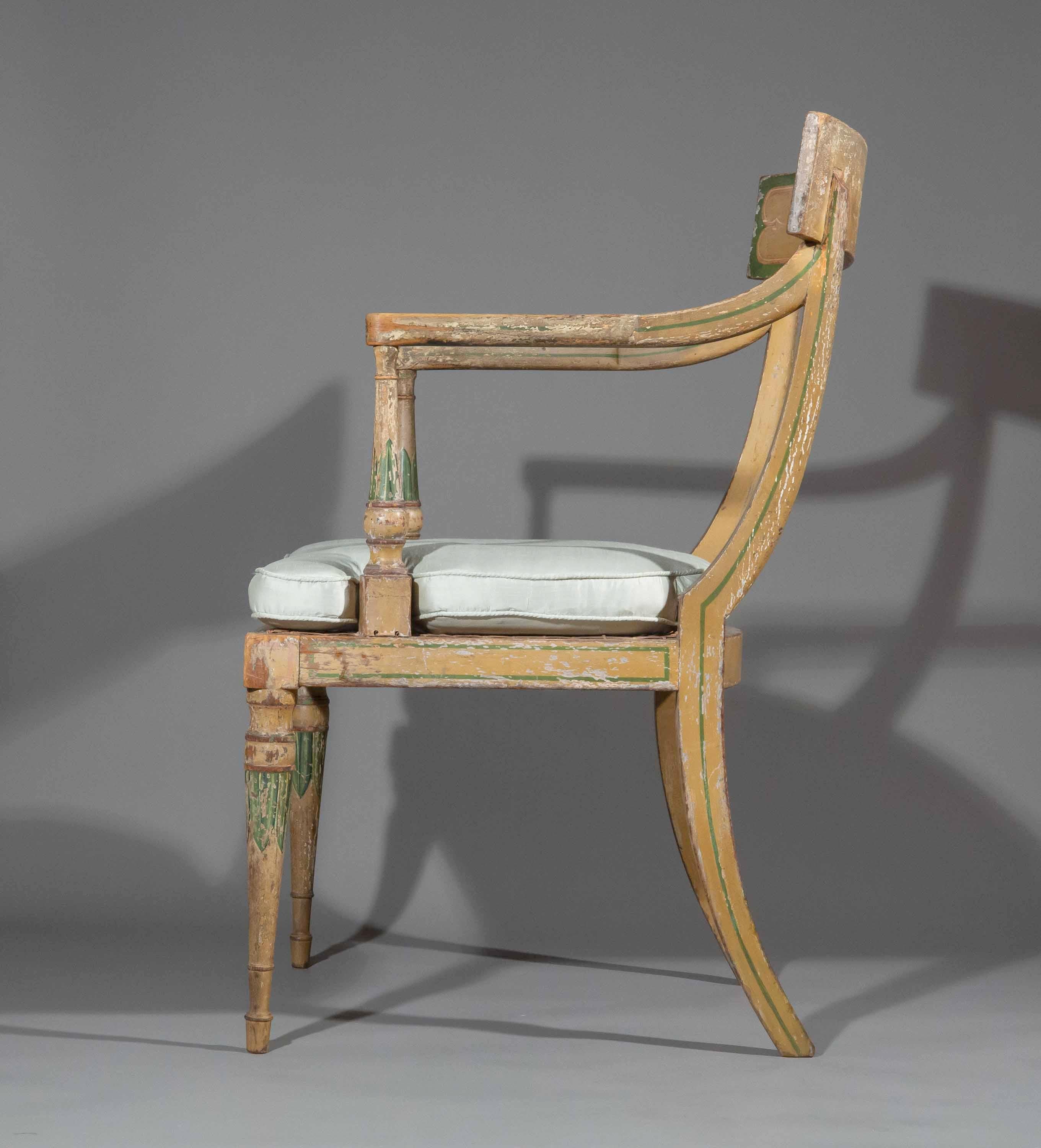 Rare et élégant fauteuil peint en crème et vert d'époque George III, attribuable à Gillows of Lancaster and London. Angleterre, vers 1800. Modèle très prisé et recherché.

Pourquoi nous l'aimons

Conservant la majeure partie de son exquise