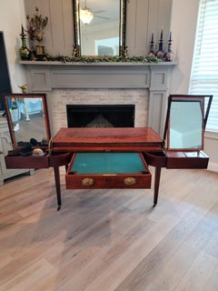 Importante table de toilette pour gentleman en acajou flammé de la période Régence de Beau Brummell