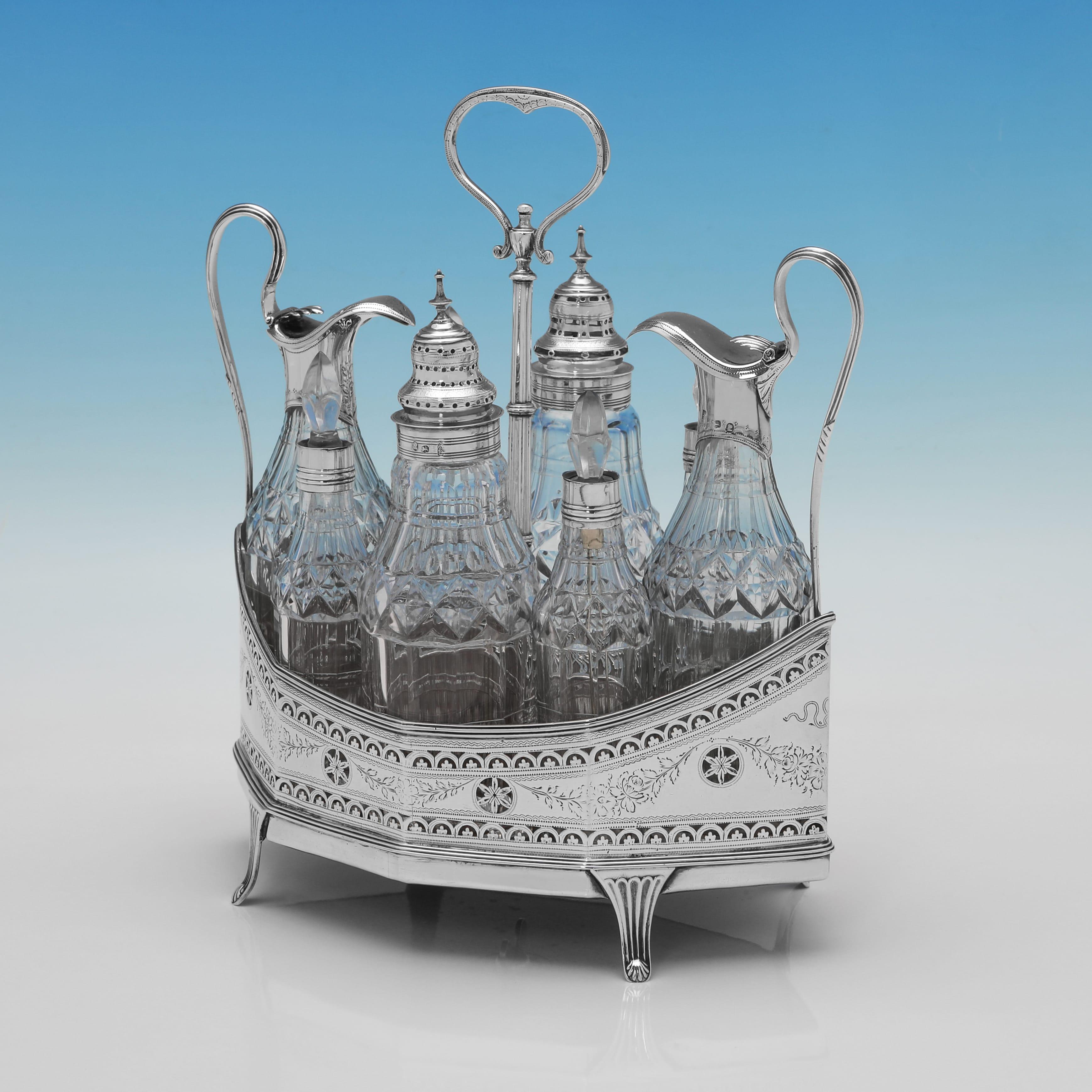 Dieses seltene, 1790 in London von Hester Bateman gepunzte Set aus antikem Sterlingsilber und geschliffenem Glas hat die klassische Form eines Bootes oder einer Navette und steht auf eleganten neoklassizistischen Füßen. Der Ständer hat einen