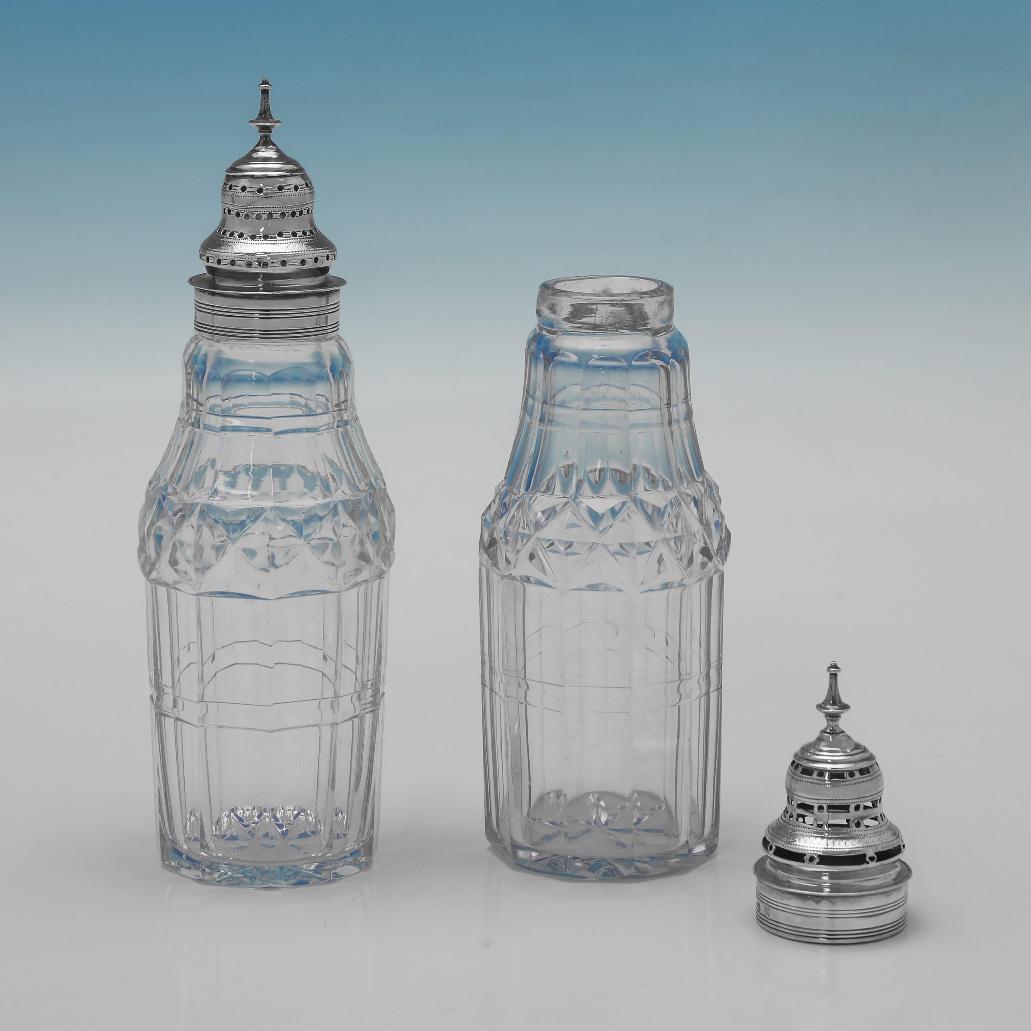 Seltene George III Sterling Silber & Glas Cruet Set von Hester Bateman, 1790 (Sterlingsilber) im Angebot