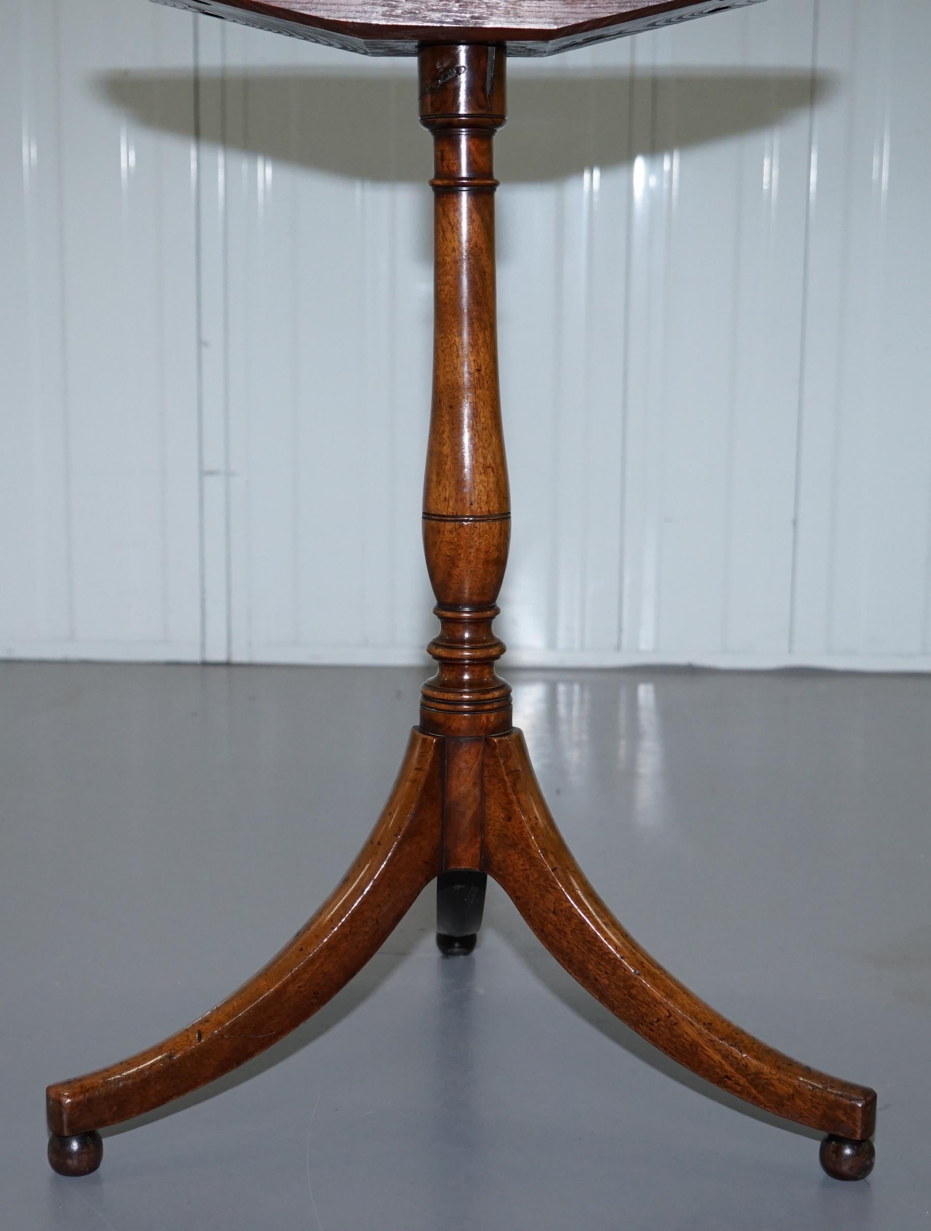 Bois de feuillus Rare table d'appoint tripode en bois de feuillus George IV vers 1820, design intemporel d'après Gillows en vente