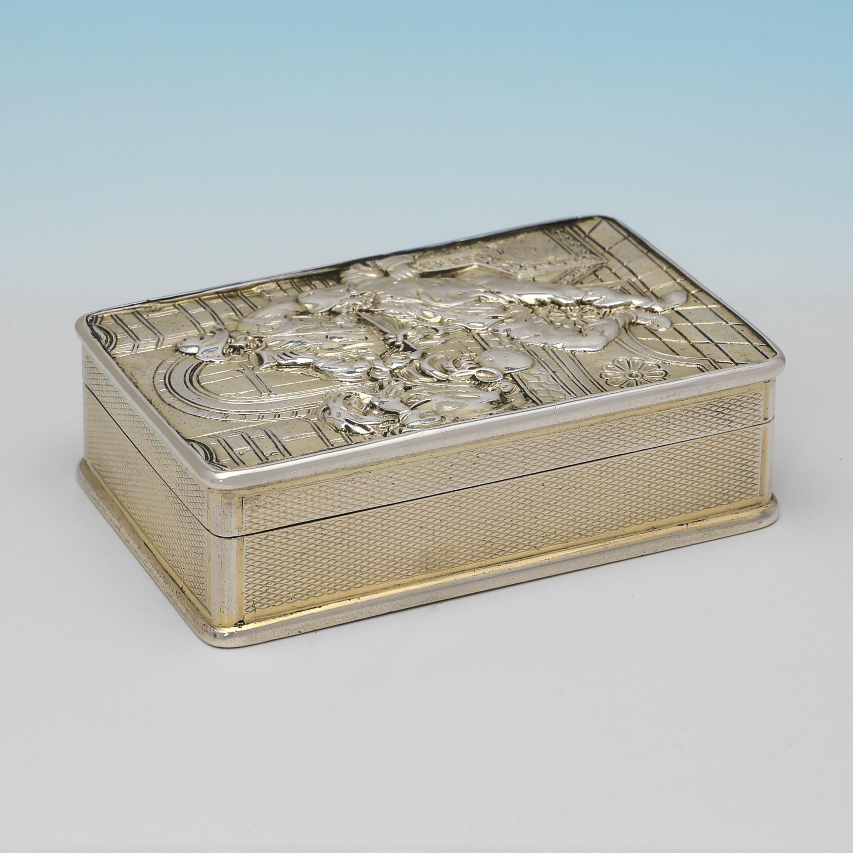 Con marchio a Londra nel 1821 da Christophe John Buckler, questa bella tabacchiera antica in argento sterling è dorata e presenta una scena 