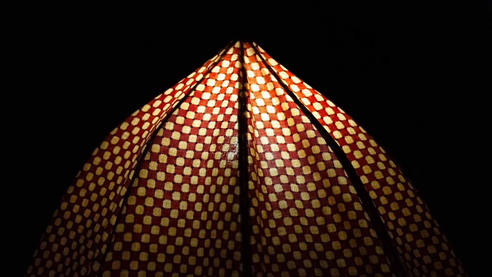 LAMPADAIRE PARAPLUIE
GEORGE KOVACS C.C. 1975

Rare lampadaire parapluie de George Kovacs avec un abat-jour à motifs orange et jaune. Design/One qui peut être ouvert et fermé comme un parapluie normal. Lampe interactive et sculpturale des années