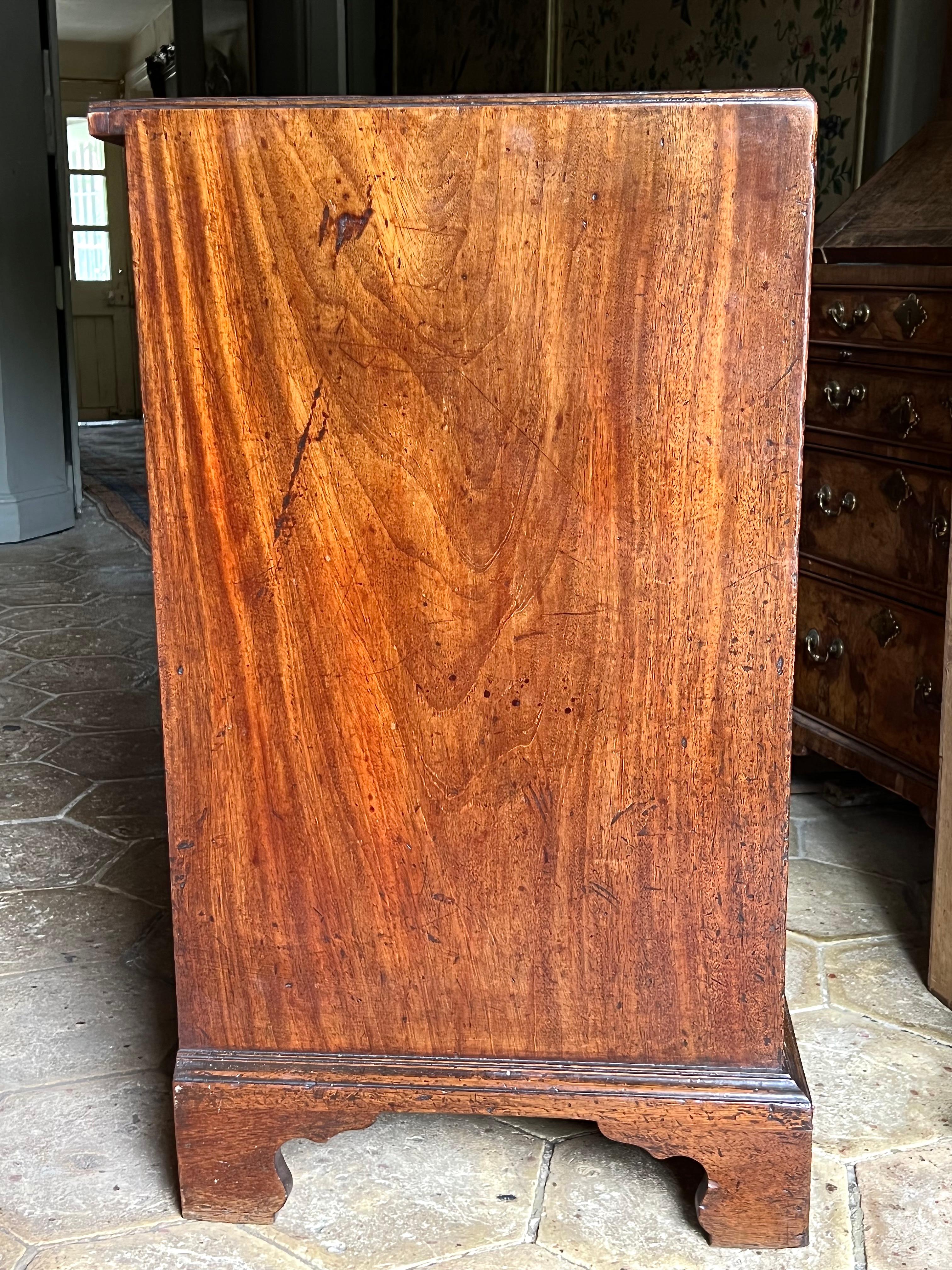 Rare George III Walnut and Mahogany Caddy-Top Bachelor’s Chest For Sale 4