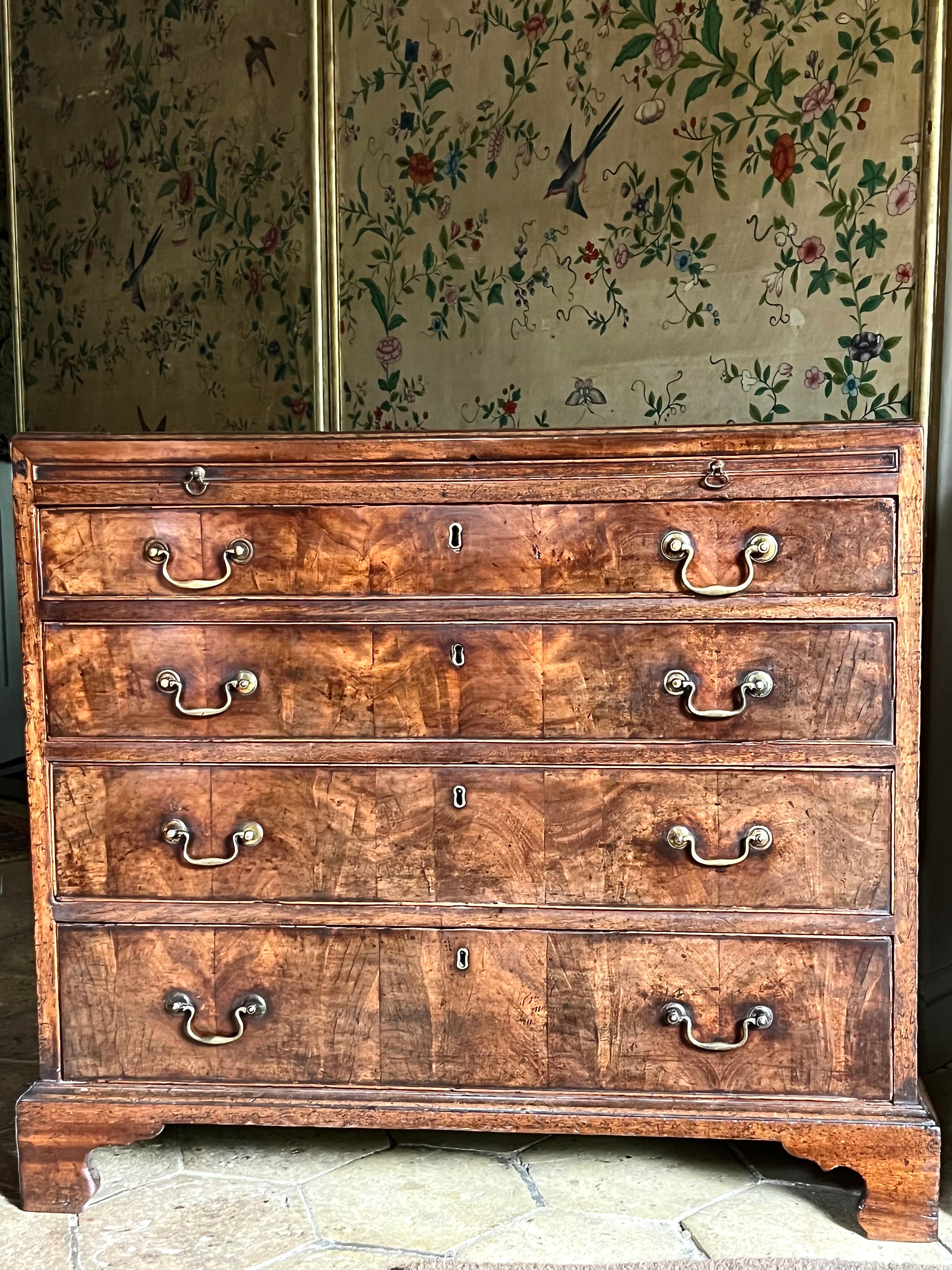 Rare George III Walnut and Mahogany Caddy-Top Bachelor’s Chest In Good Condition For Sale In Lymington, GB