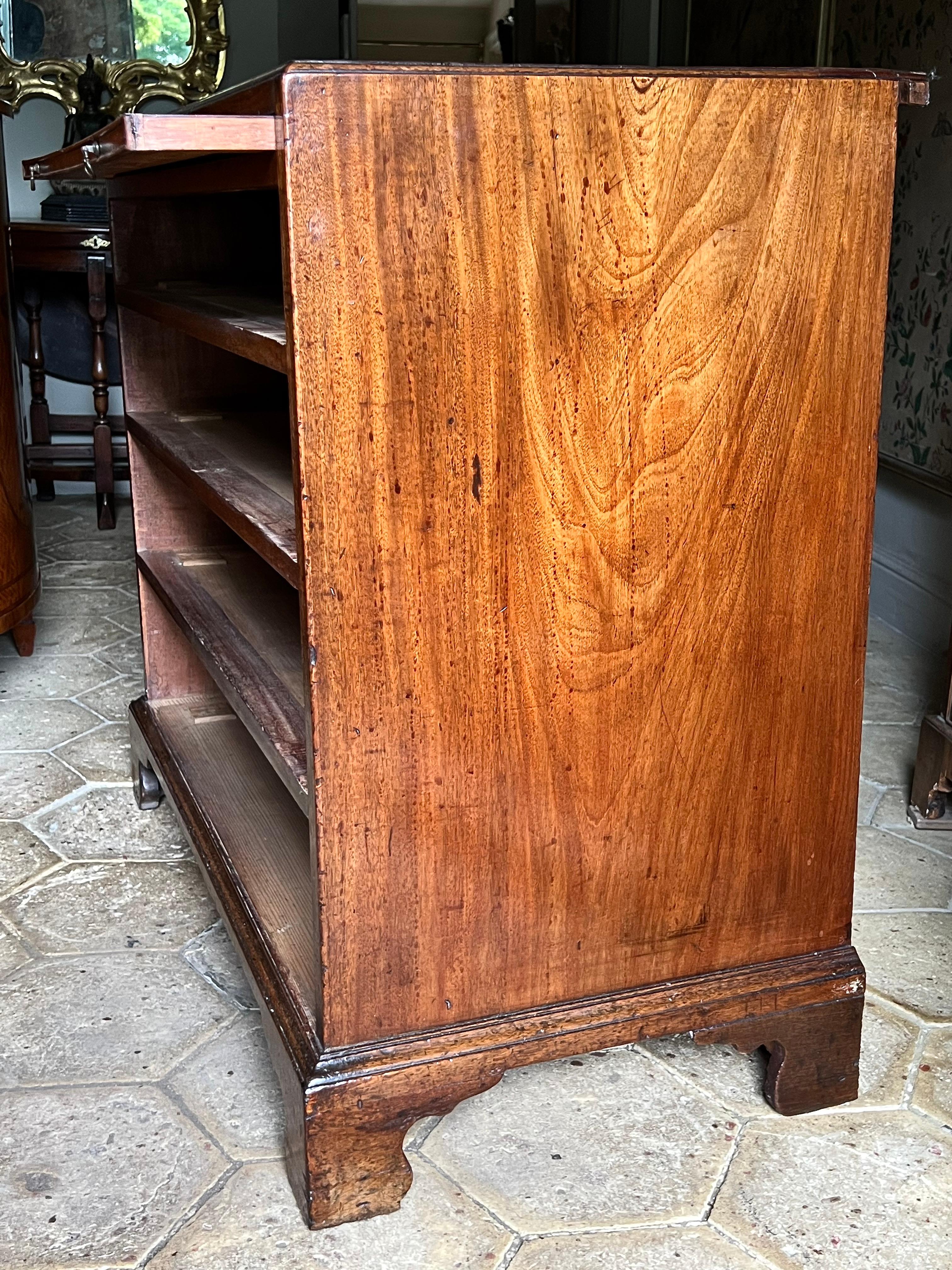 Rare George III Walnut and Mahogany Caddy-Top Bachelor’s Chest For Sale 3