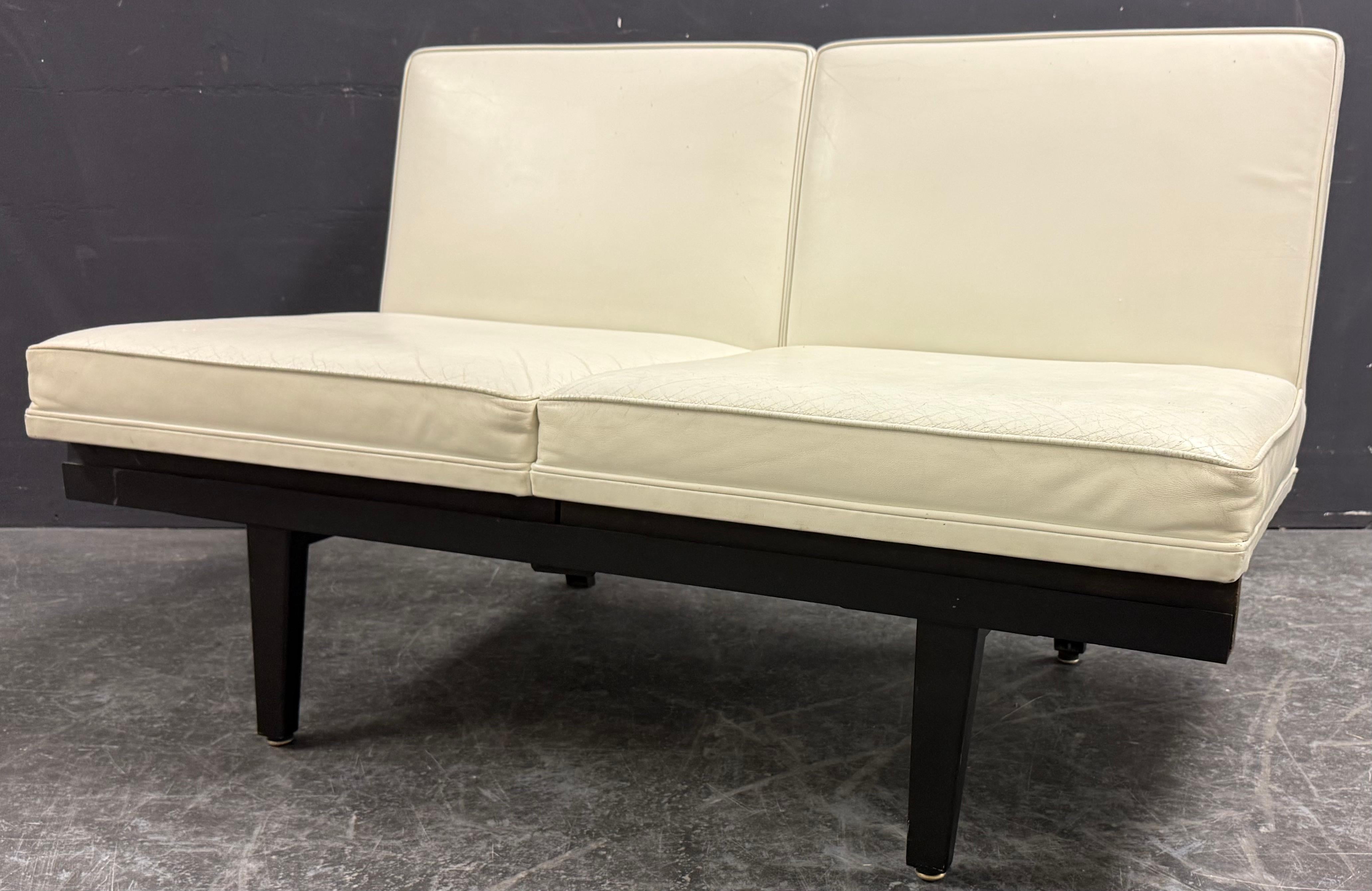 bel divano della serie steel frame. un'icona del design moderno. presenta segni di utilizzo precedente, ma non ha difetti e la pelle bianca ha una bella patina.