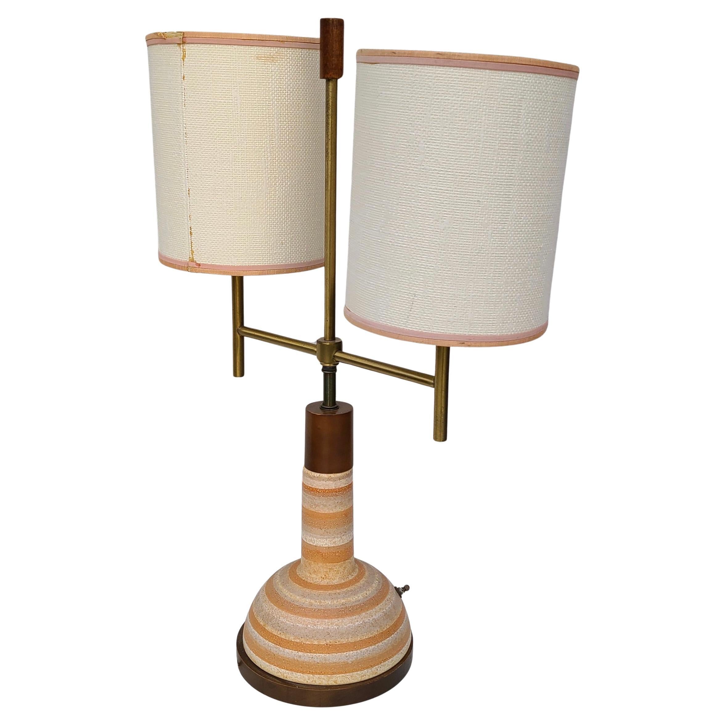 Rara lampada da studente disegnata da George Nelson per Phil-Mar Lamps.
Corpo in ceramica a strisce arancioni, ottone e acero con finitura in noce. 
Due forme a scatto sembrano essere originali.

Tendenza stilistica simile a quella delle lampade