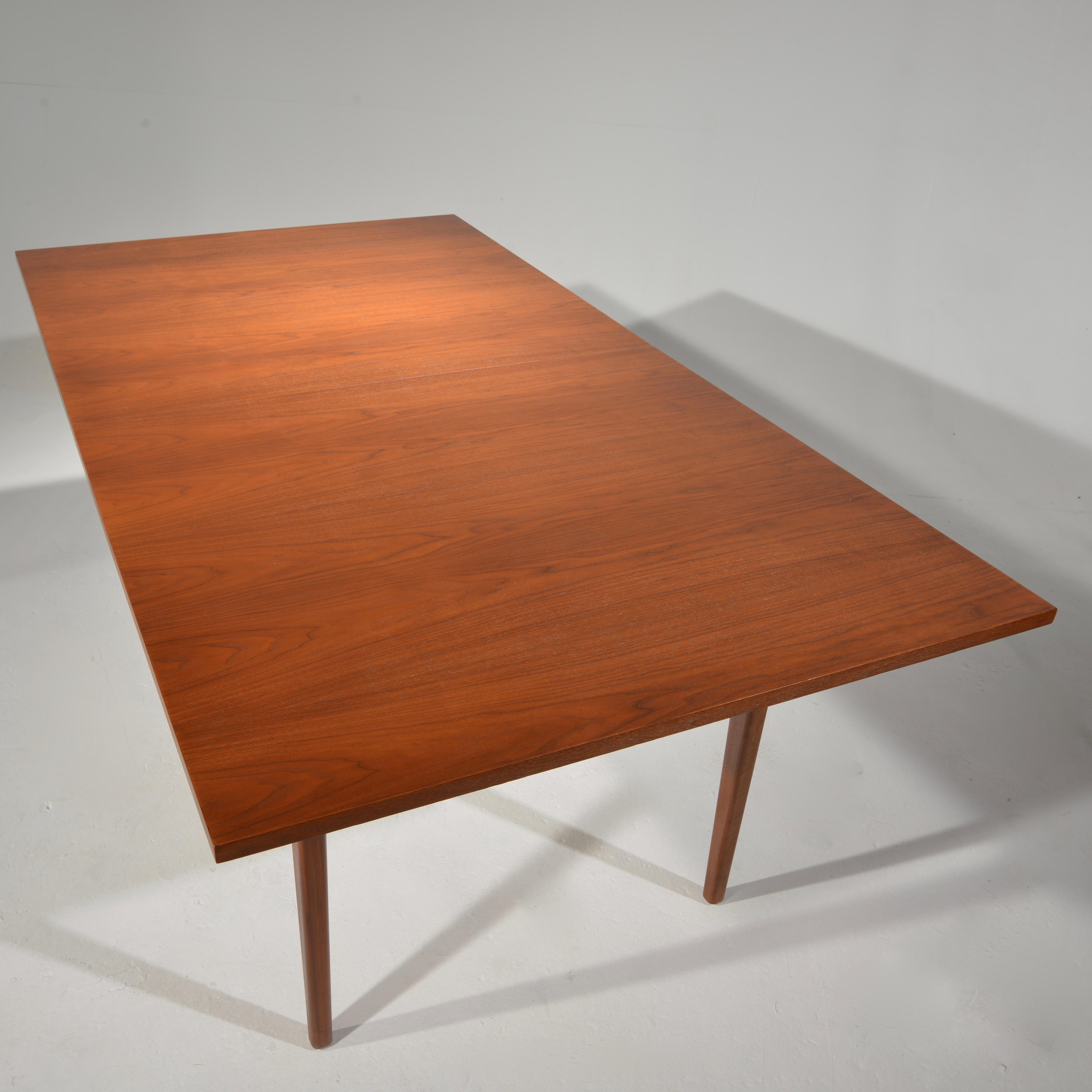 This is an extremely rare and beautiful dining table by George Nelson for Herman Miller. Fully restored and in excellent condition. There are two self-storing leaves which are concealed inside/ under the table top when not in use.
We have the