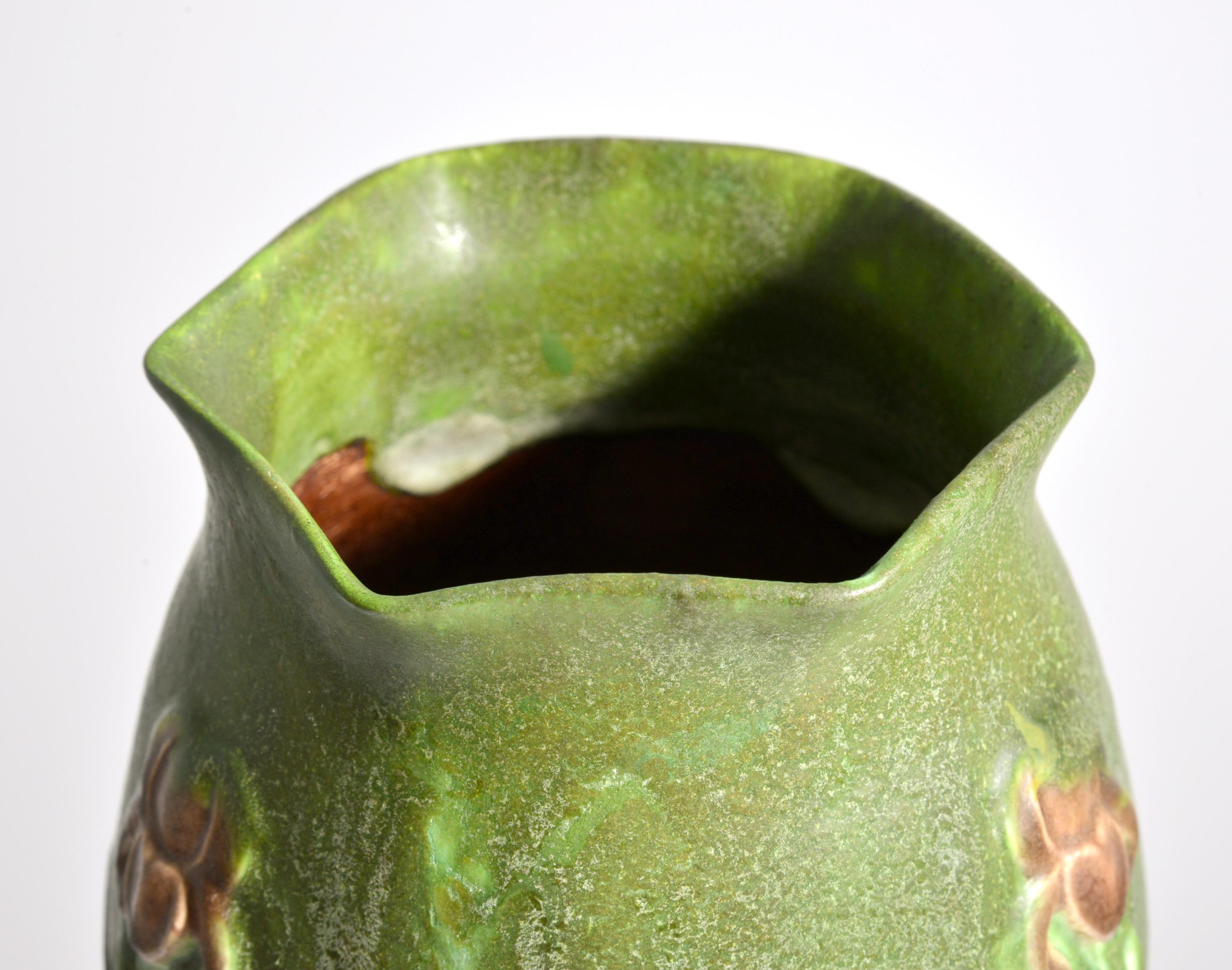 Künstler/Designer: George P. Kendrick (Amerikaner, 1850-1919); Grueby Fayence Co.

Zusätzliche Informationen: Vase ist Modell #147.

Markierung(en); Anmerkungen: signiert, Initialen des Künstlers, 147

Herkunftsland; MATERIALIEN: USA; glasiertes