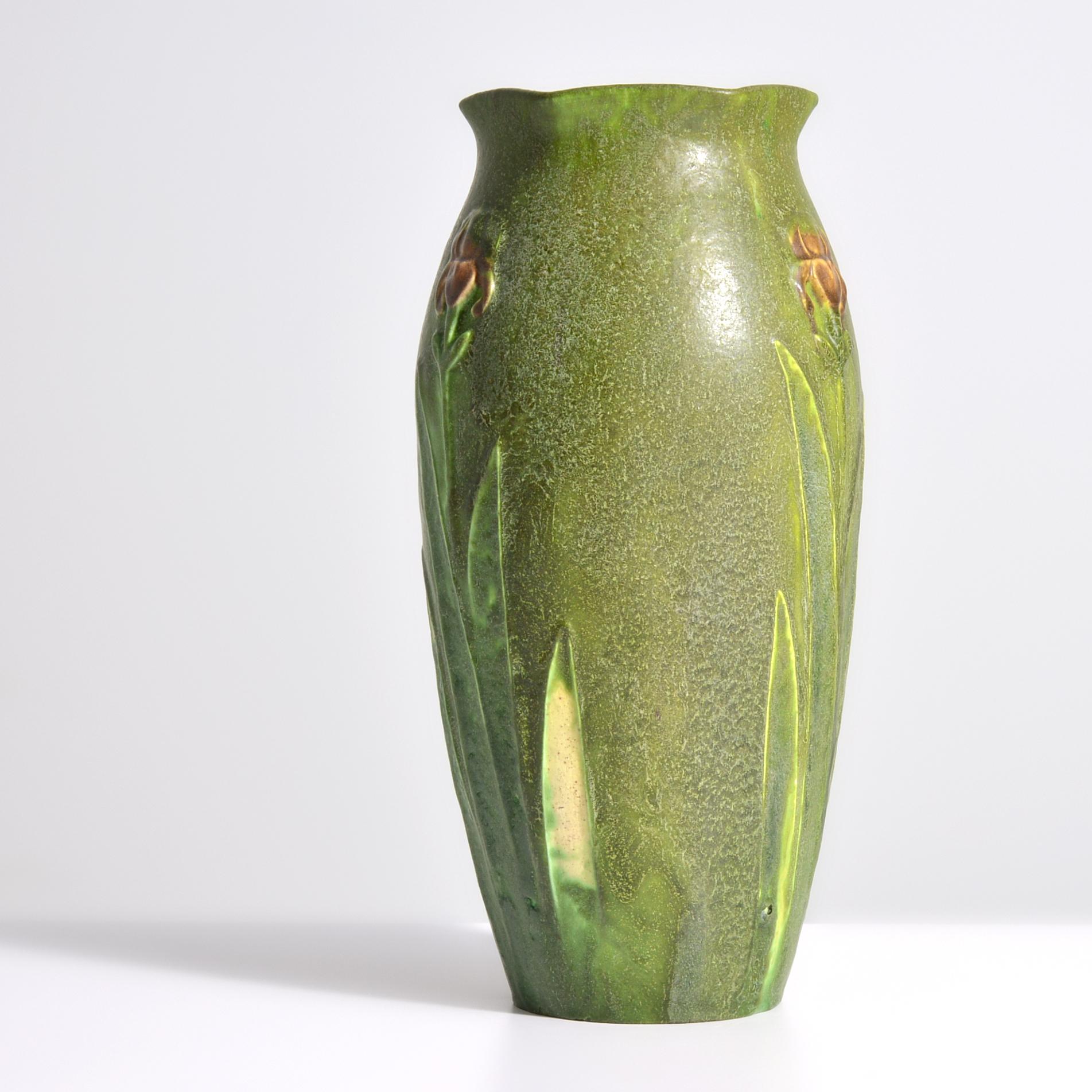 20ième siècle Rare vase multicolore de George P. Kendrick pour Grueby en vente