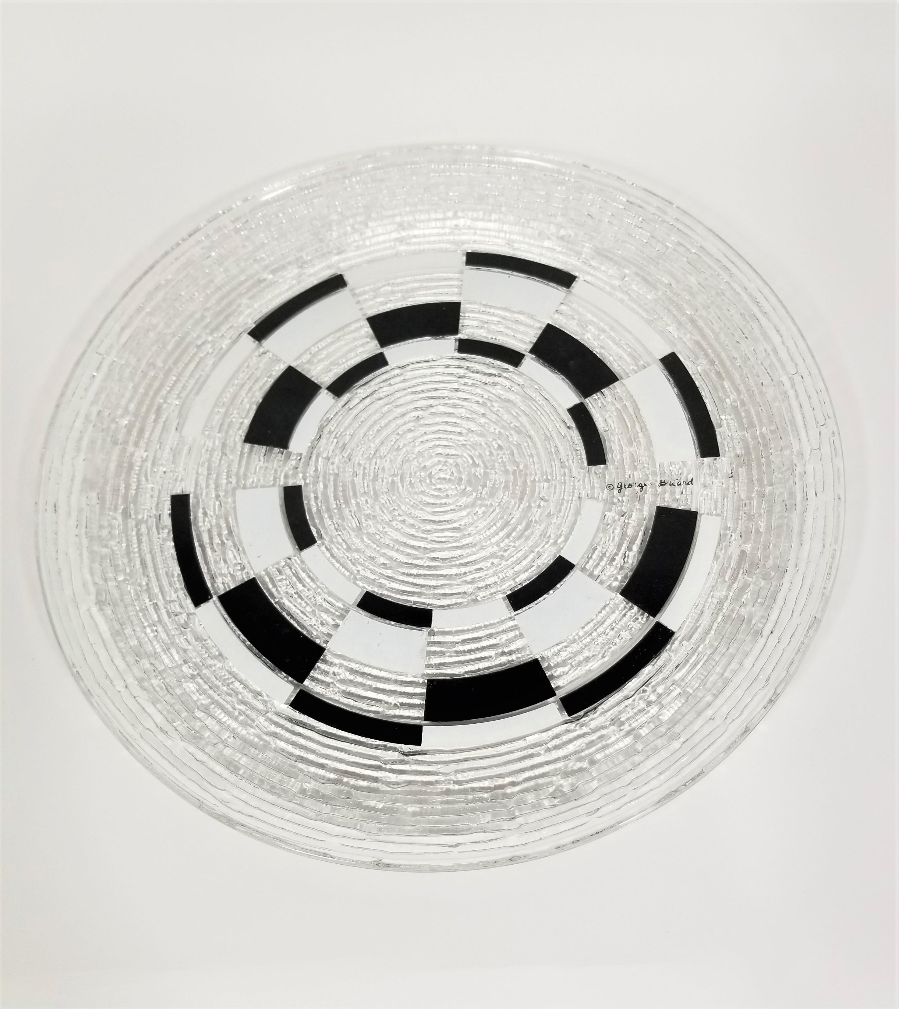 Bandeja de servir firmada por Georges Briard, de la Modernidad de Mitad de Siglo de 1960. Diseño mod en blanco y negro.
Diseño modernista brutalista en vidrio.
