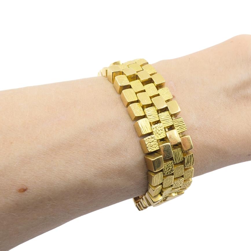 A rare Georges L'Enfant for Mauboussin vintage cube link  bracelet made of 18k gold.
The links that alternate between brushed and polished textures. The slight variation between the finishes gives the surface a play of matte and shine. The cubes are