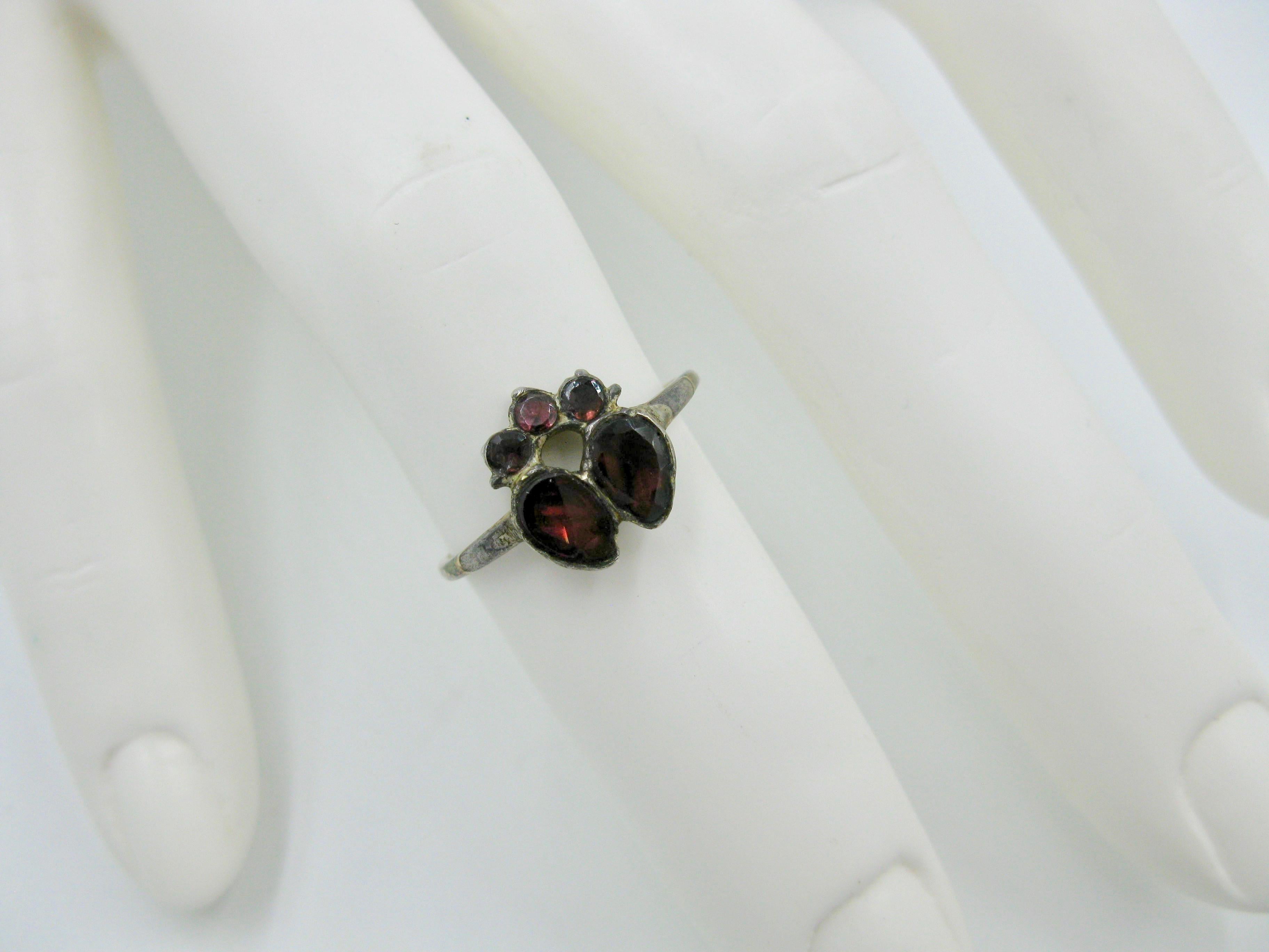 Dies ist ein sehr früher georgianischer Ring mit flach geschliffenen Almandingranaten in einem gekrönten Doppelherzring aus der Zeit um 1700.  Ein Schmuckstück in Museumsqualität aus der Sammlung von Edith Weber.  Das Doppelherzmotiv symbolisiert