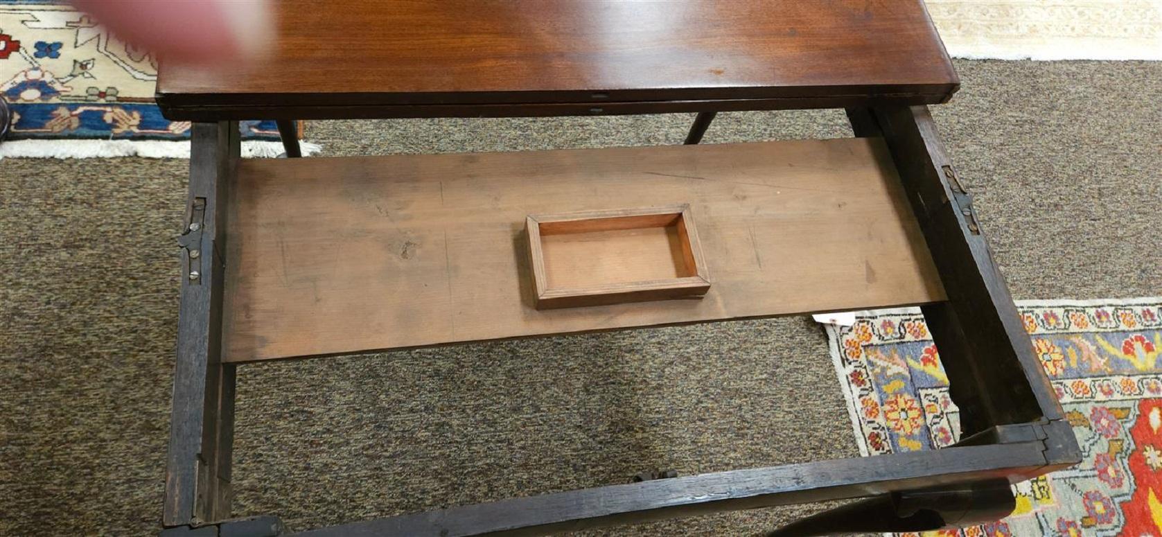 Rara mesa de juegos plegable de caoba georgiana, circa 1790 en venta 3