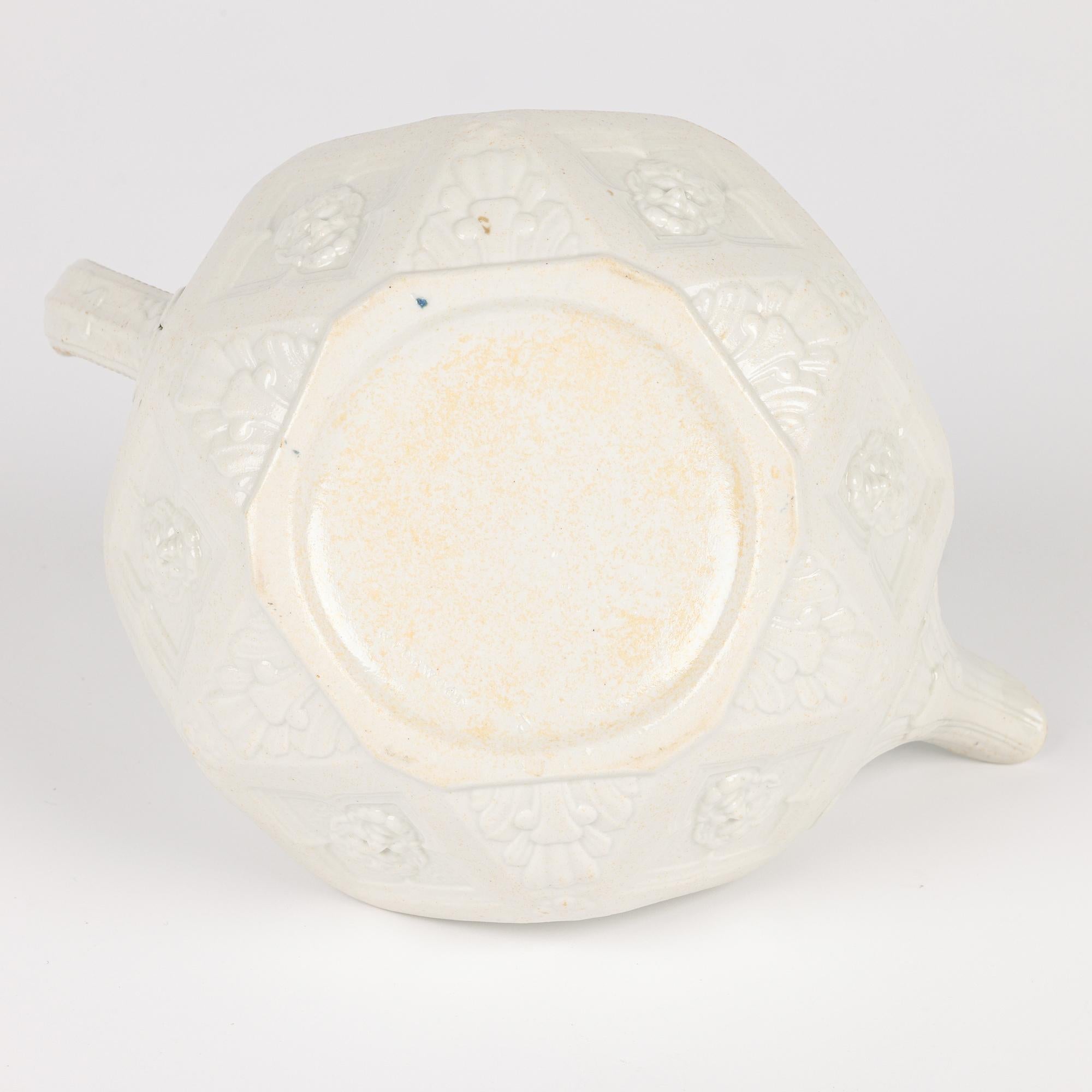 Rara teiera Georgiana Wedgwood a forma di pannello smaltato al sale con maschera di Bacco in vendita 4