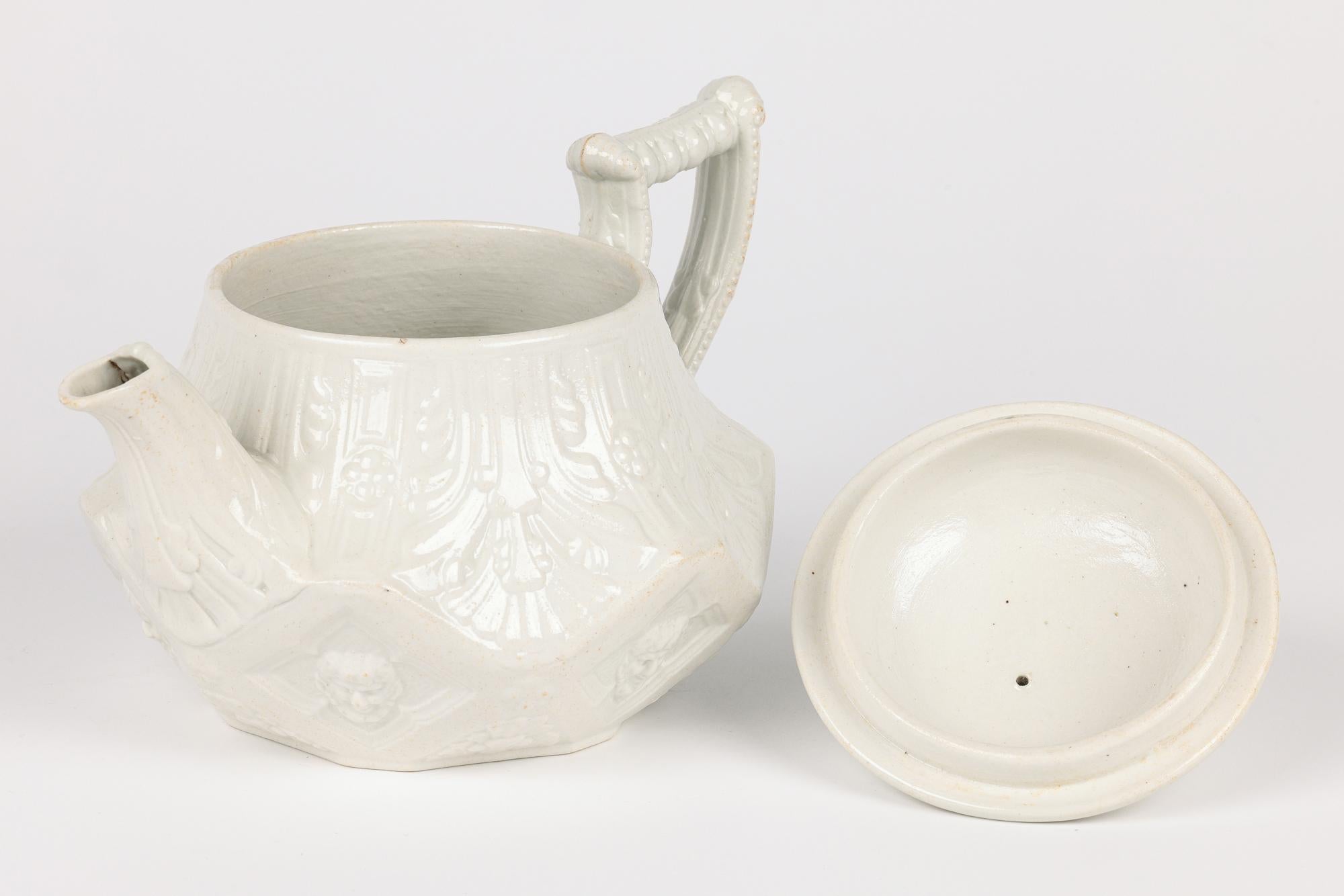 Rara teiera Georgiana Wedgwood a forma di pannello smaltato al sale con maschera di Bacco in vendita 5