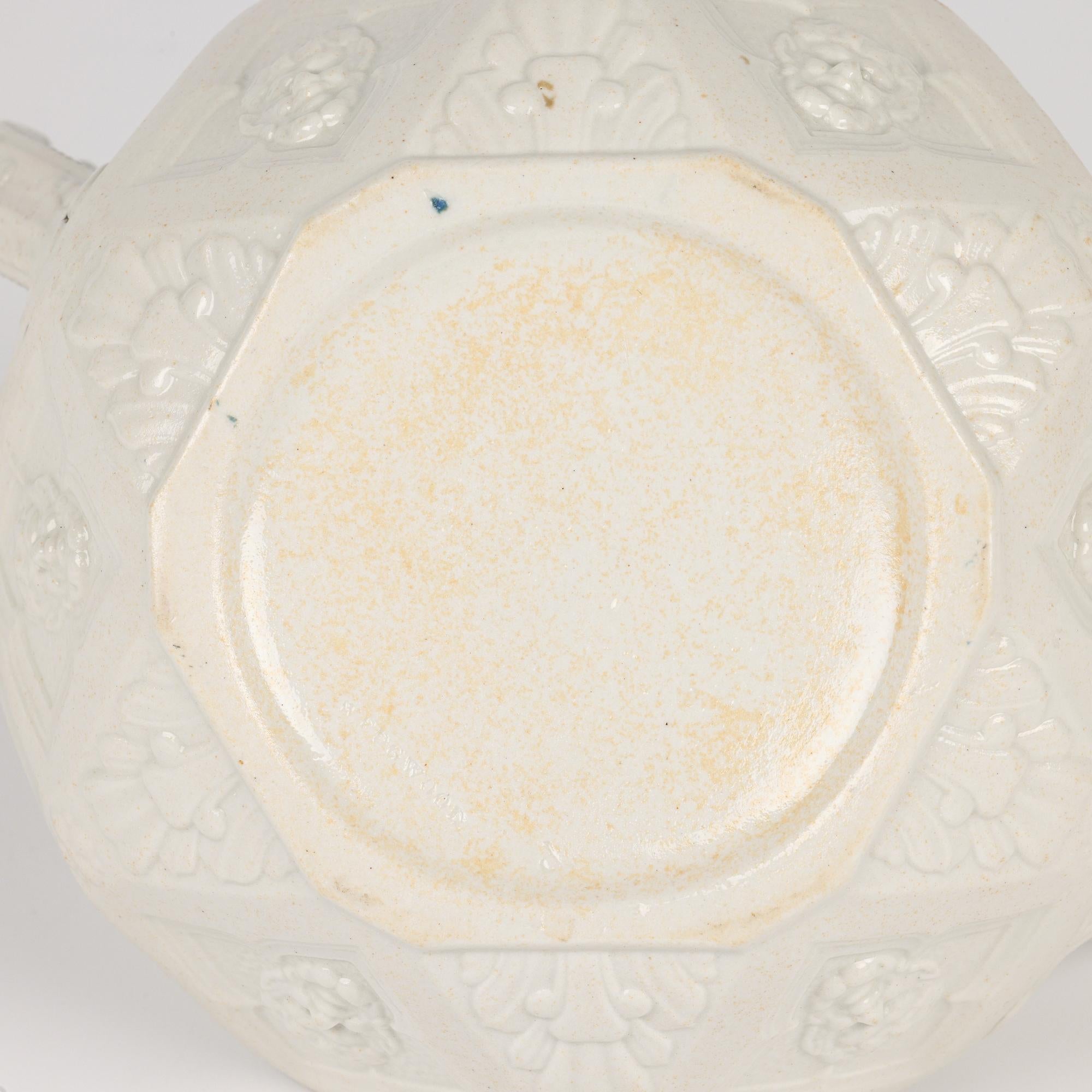 Rara teiera Georgiana Wedgwood a forma di pannello smaltato al sale con maschera di Bacco in vendita 6