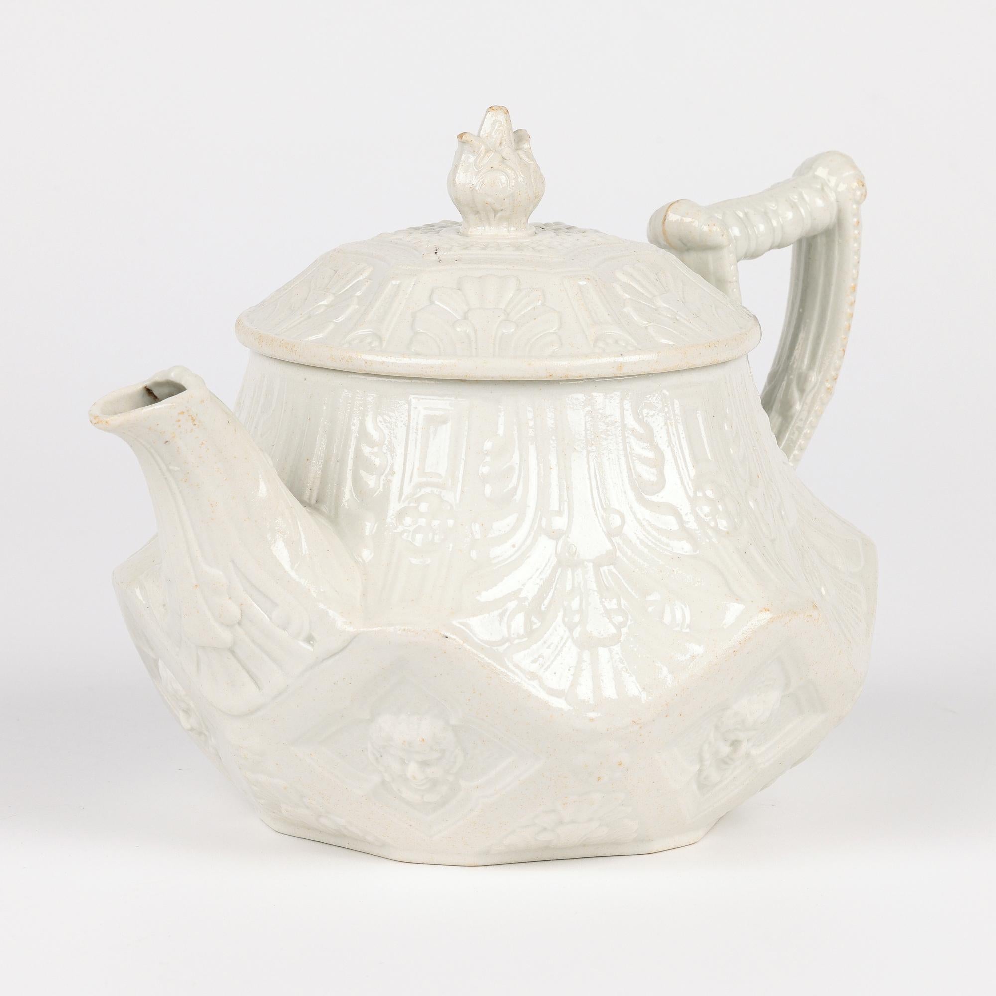 Rara teiera Georgiana Wedgwood a forma di pannello smaltato al sale con maschera di Bacco in vendita 7