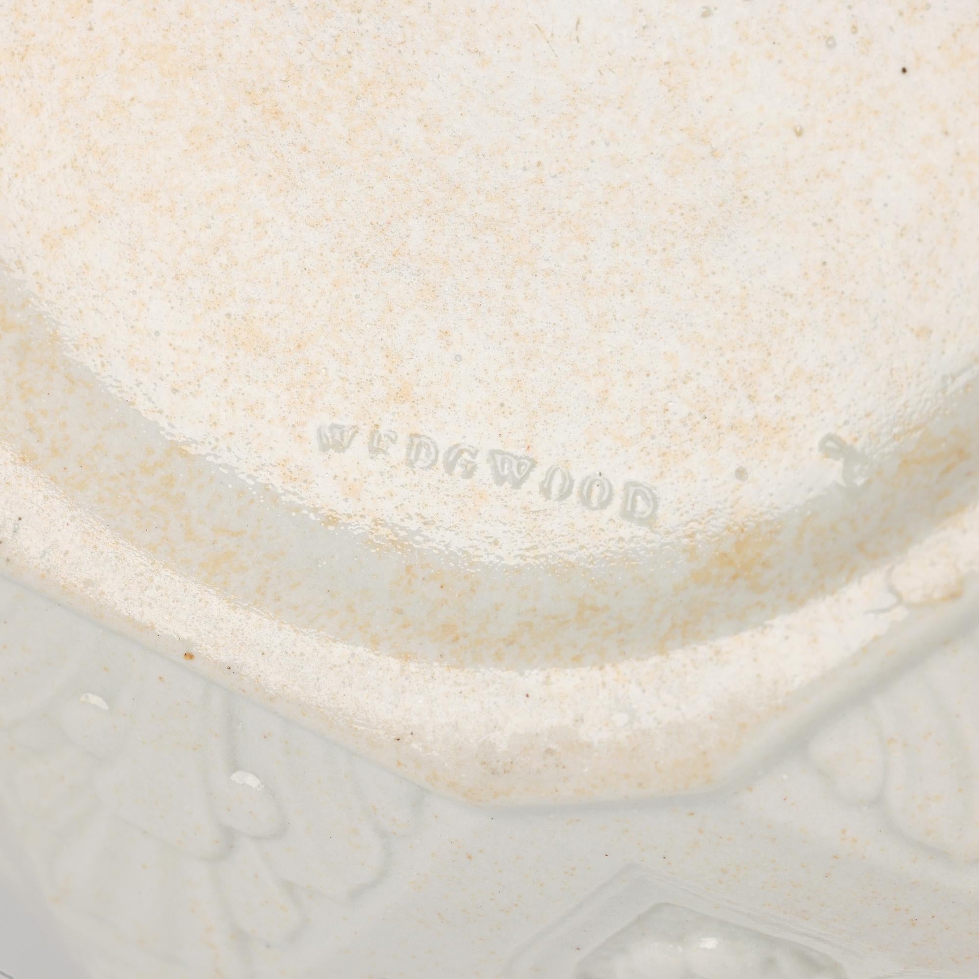 Rara teiera Georgiana Wedgwood a forma di pannello smaltato al sale con maschera di Bacco in vendita 8