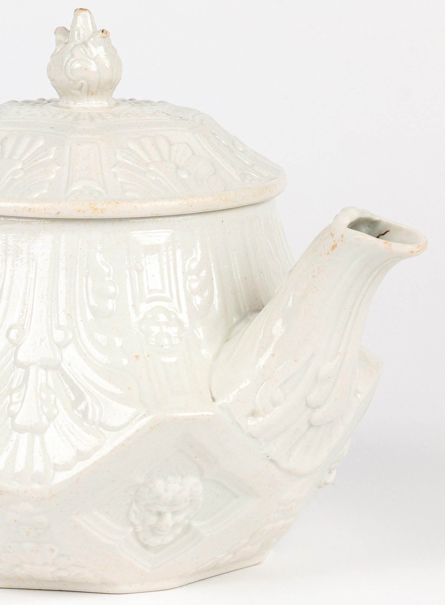 Georgiano Rara teiera Georgiana Wedgwood a forma di pannello smaltato al sale con maschera di Bacco in vendita