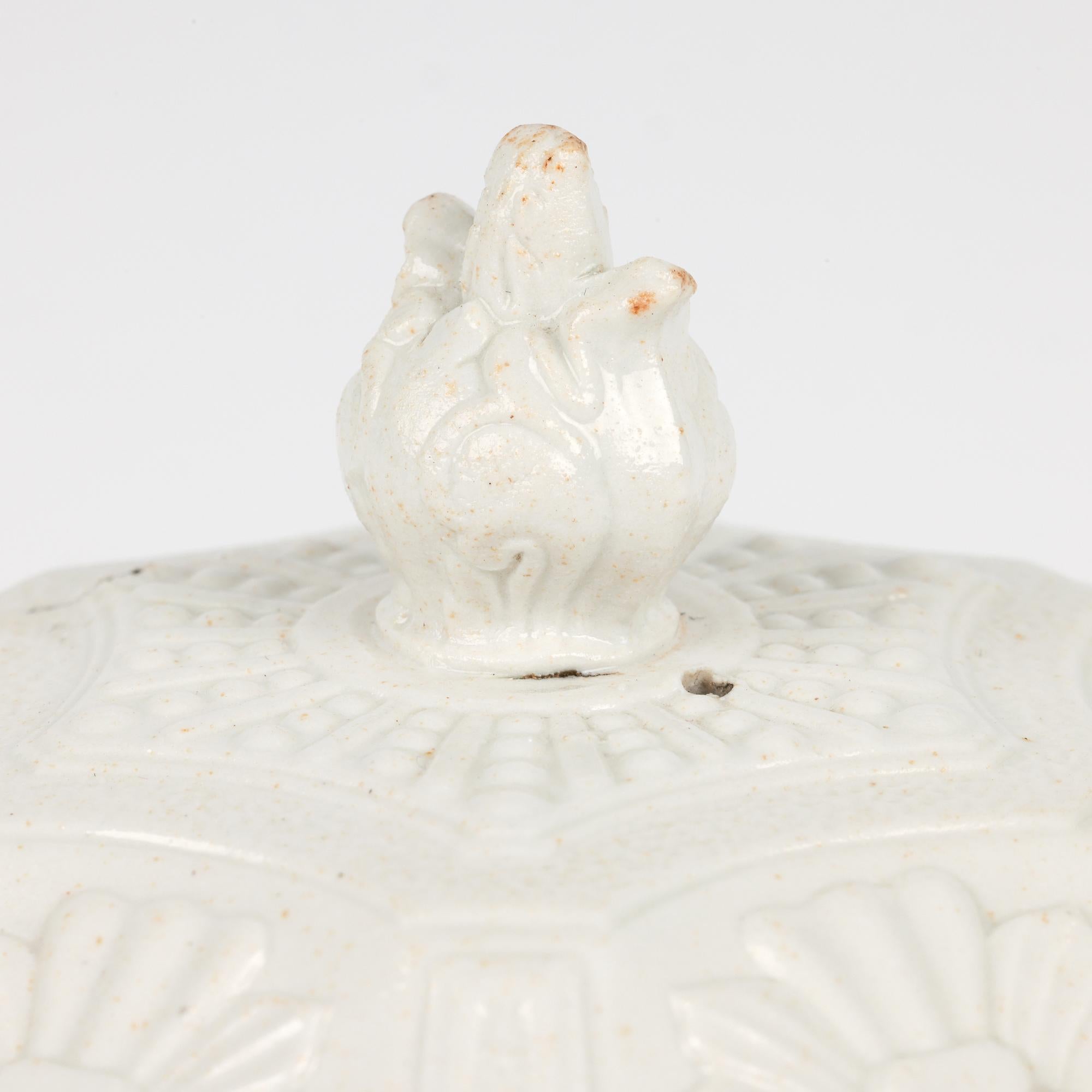 Smaltato Rara teiera Georgiana Wedgwood a forma di pannello smaltato al sale con maschera di Bacco in vendita