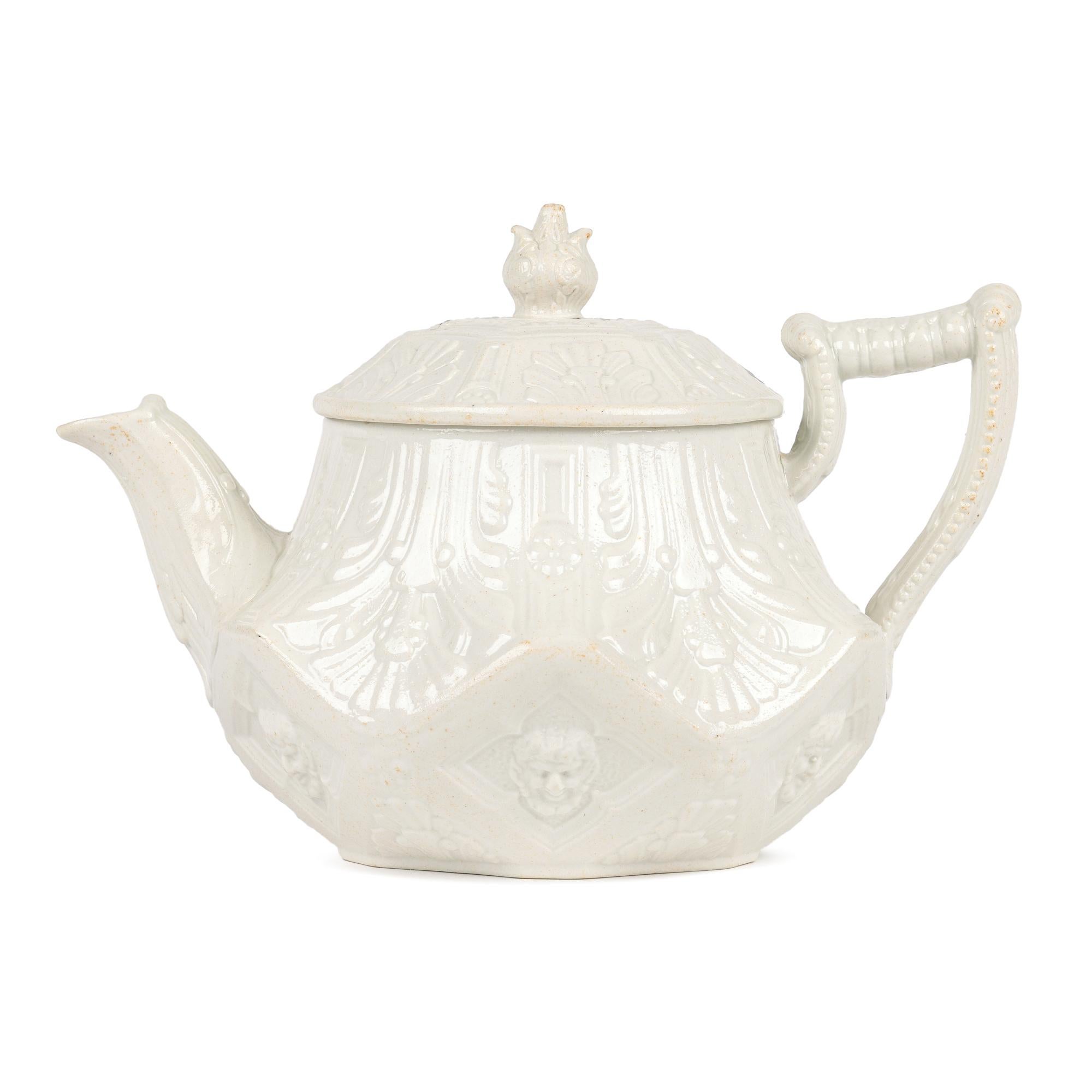 Rara teiera Georgiana Wedgwood a forma di pannello smaltato al sale con maschera di Bacco In condizioni buone in vendita a Bishop's Stortford, Hertfordshire
