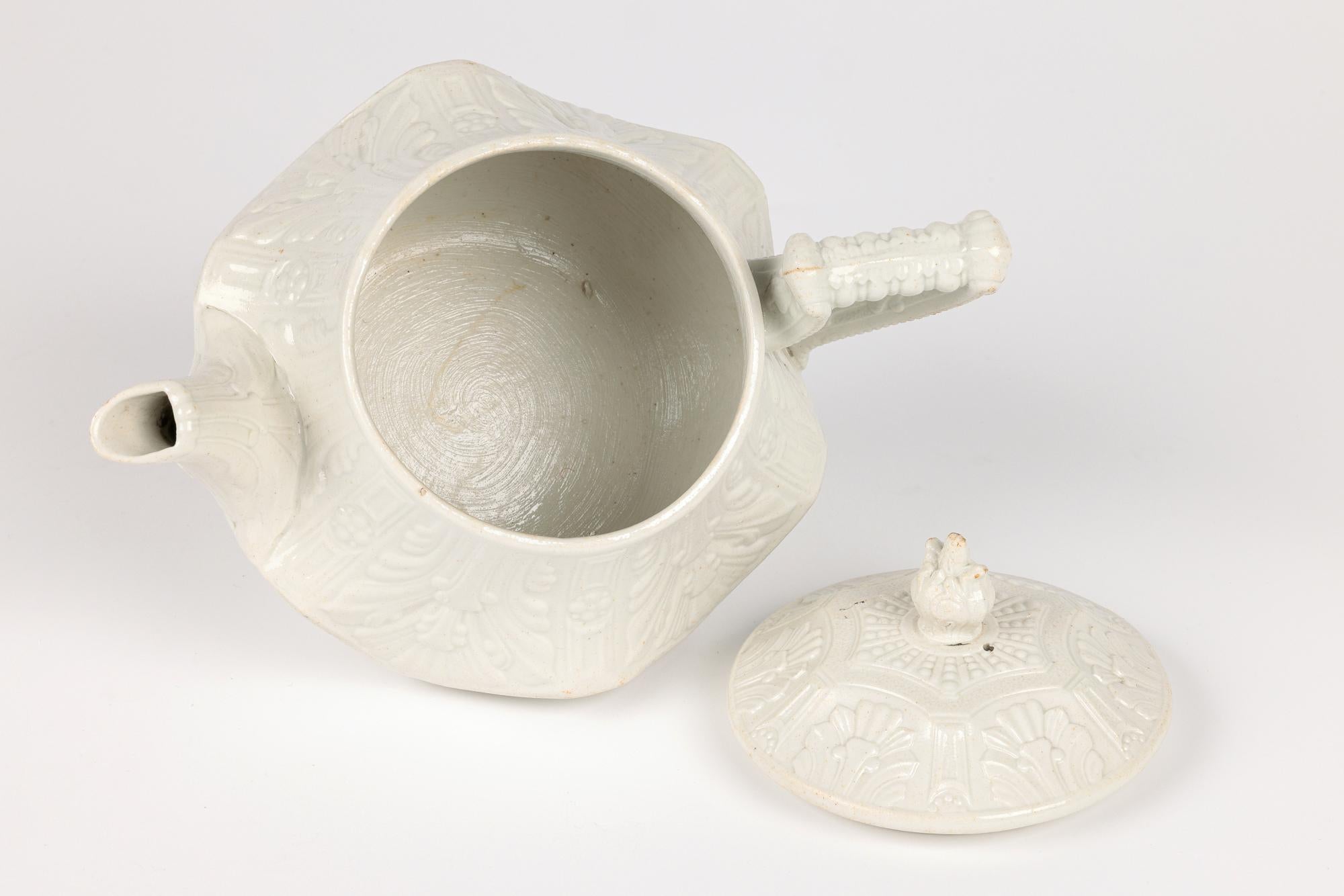 Metà XVIII secolo Rara teiera Georgiana Wedgwood a forma di pannello smaltato al sale con maschera di Bacco in vendita