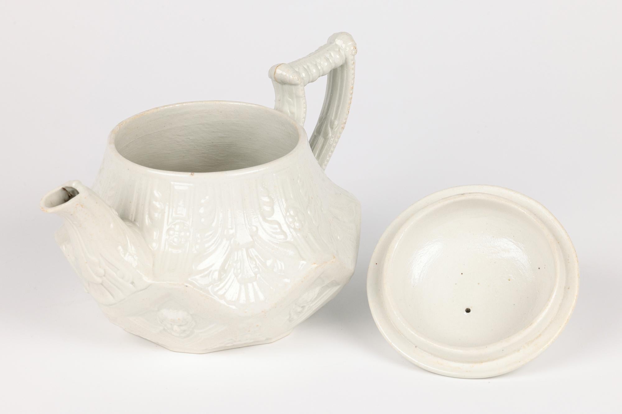 Grès porcellanato Rara teiera Georgiana Wedgwood a forma di pannello smaltato al sale con maschera di Bacco in vendita