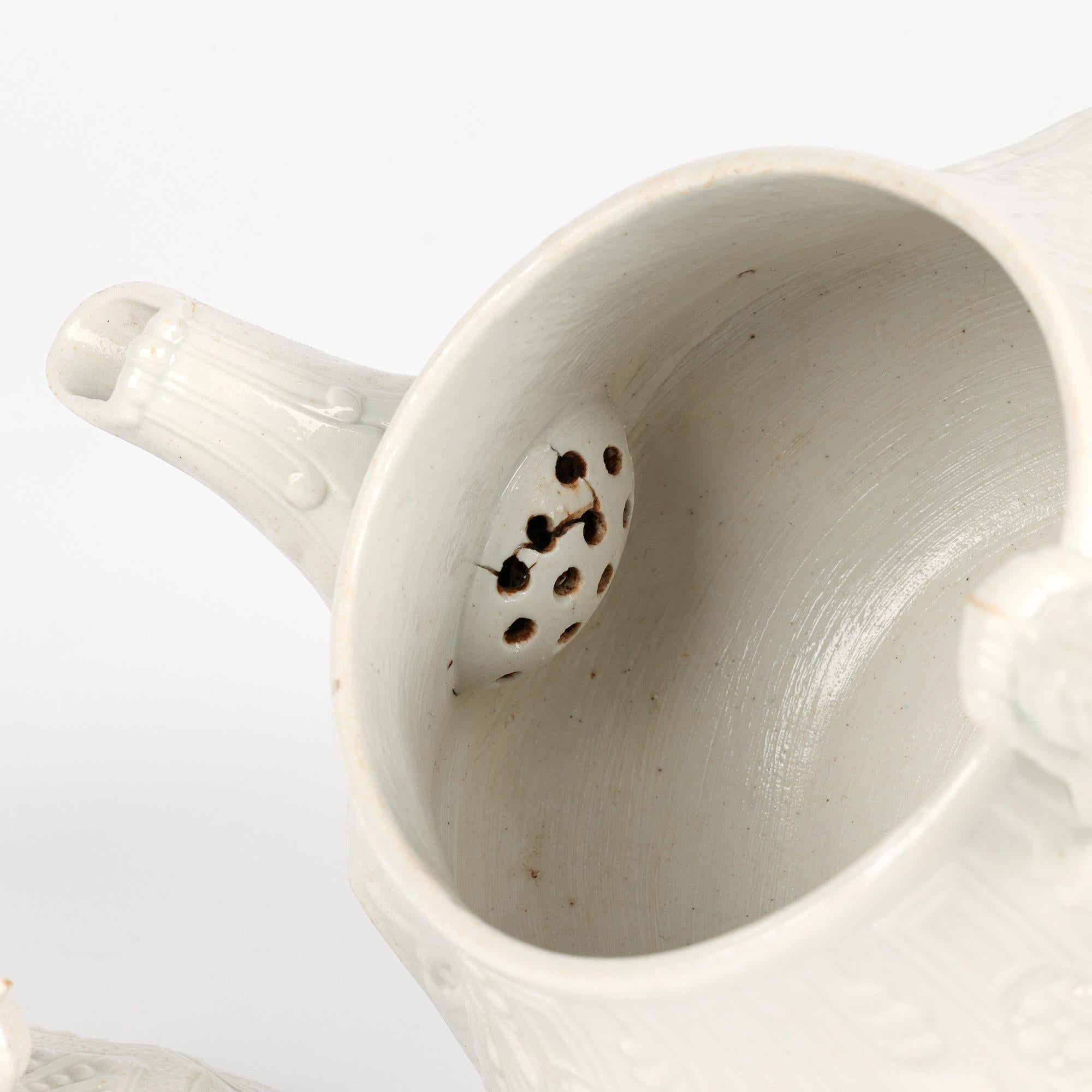 Rara teiera Georgiana Wedgwood a forma di pannello smaltato al sale con maschera di Bacco in vendita 1