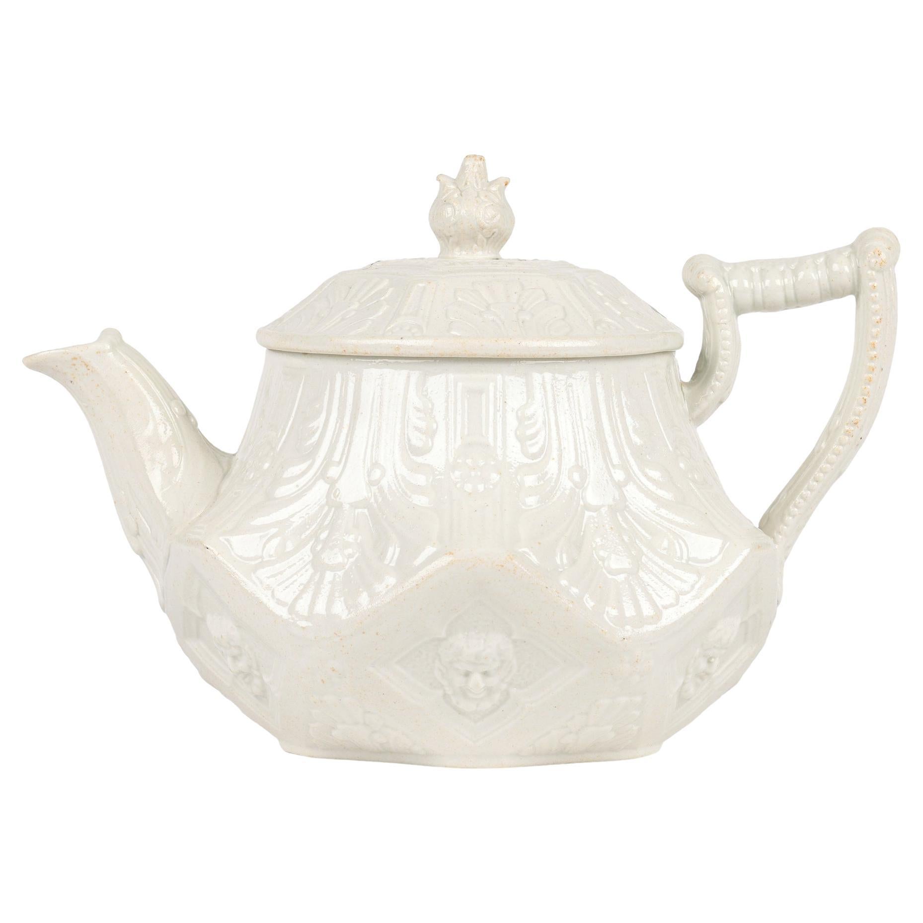 Rara teiera Georgiana Wedgwood a forma di pannello smaltato al sale con maschera di Bacco in vendita